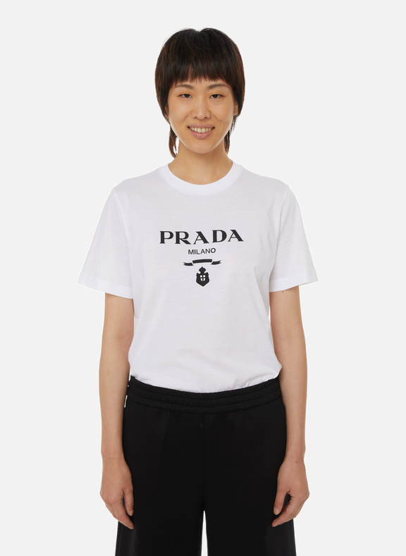 https://media-cdn.printemps.com/en/prada-t-shirt-a-logo-en-coton-blanc/image/44/3/3740443.png?fit=bounds&bg-color=F2F2F2&width=576&height=789&canvas=576-789