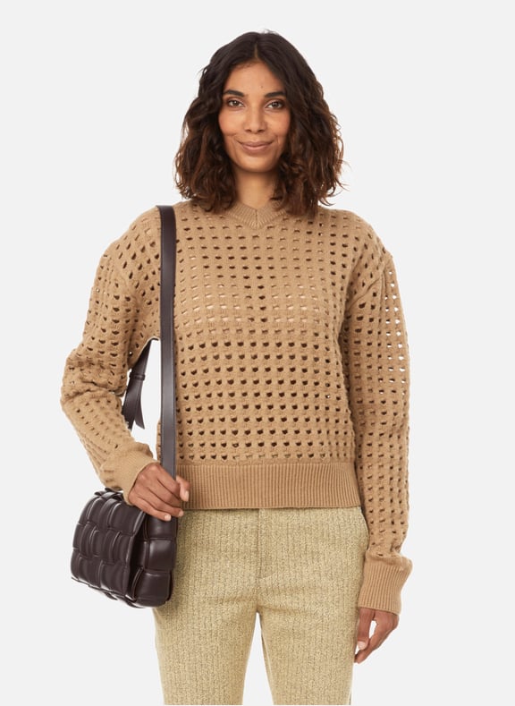 Pull col V en laine Beige by BOTTEGA VENETA BOTTEGA VENETA Pull col V en laine Beige