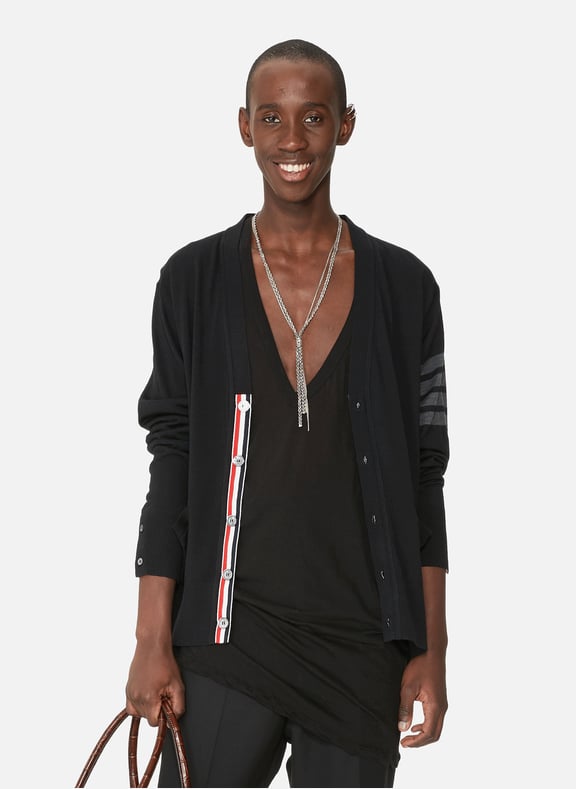 Cardigan Classique Col V 4-Bar en laine mérinos Noir by THOM BROWNE THOM BROWNE Cardigan Classique Col V 4-Bar en laine mérinos Noir