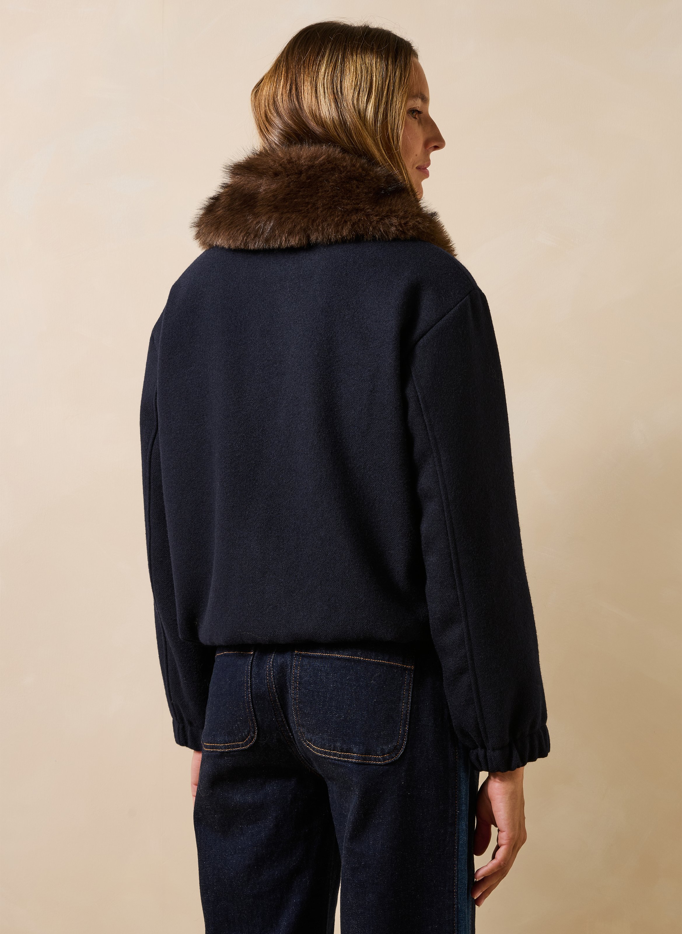 Jack met klassieke kraag en bontlook LA FEE MARABOUTEE Blauw