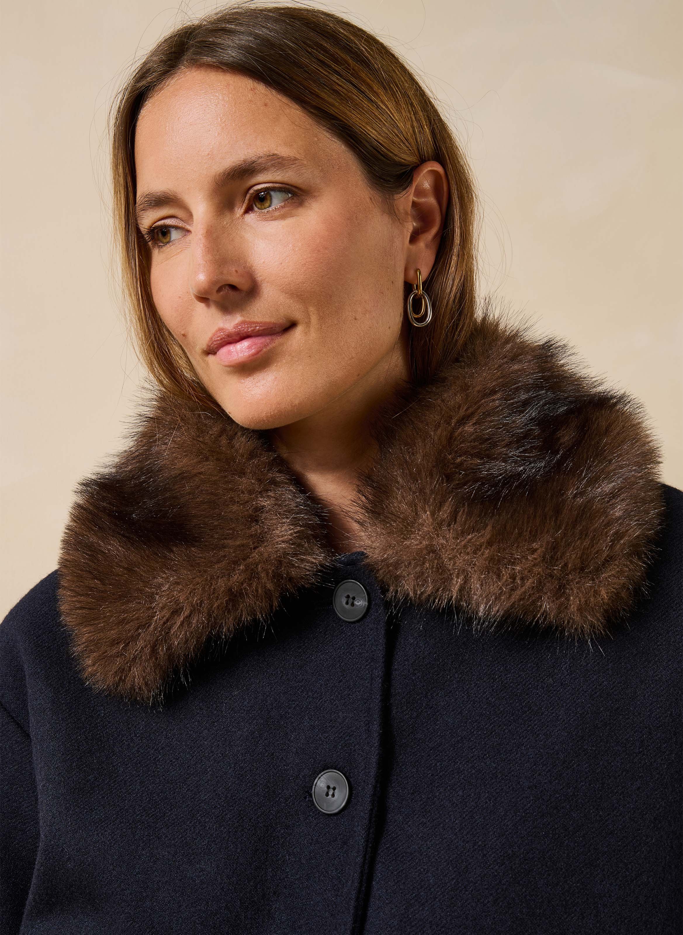 Jack met klassieke kraag en bontlook LA FEE MARABOUTEE Blauw