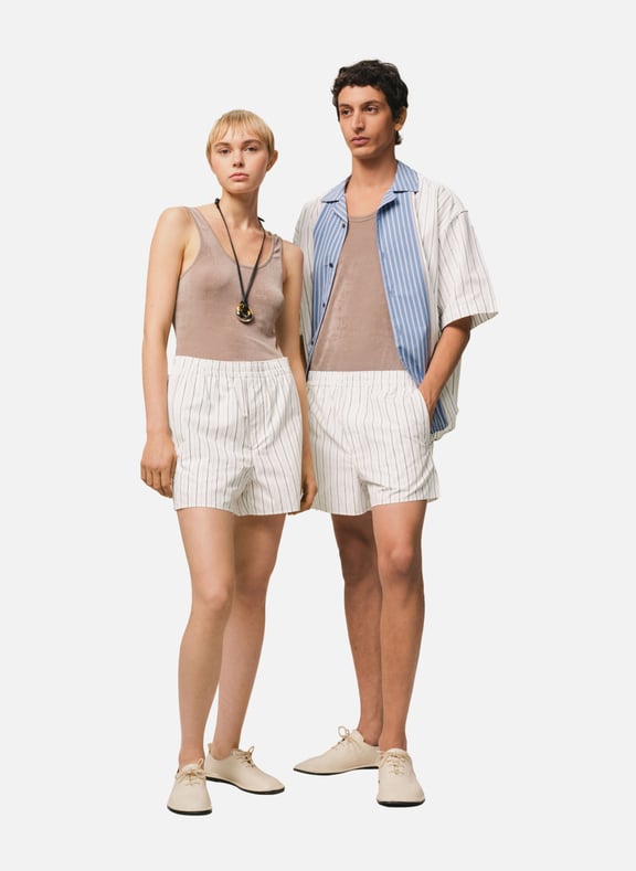 Short court elastiqué unisexe Blanc by AMI PARIS AMI PARIS Short court elastiqué unisexe Blanc