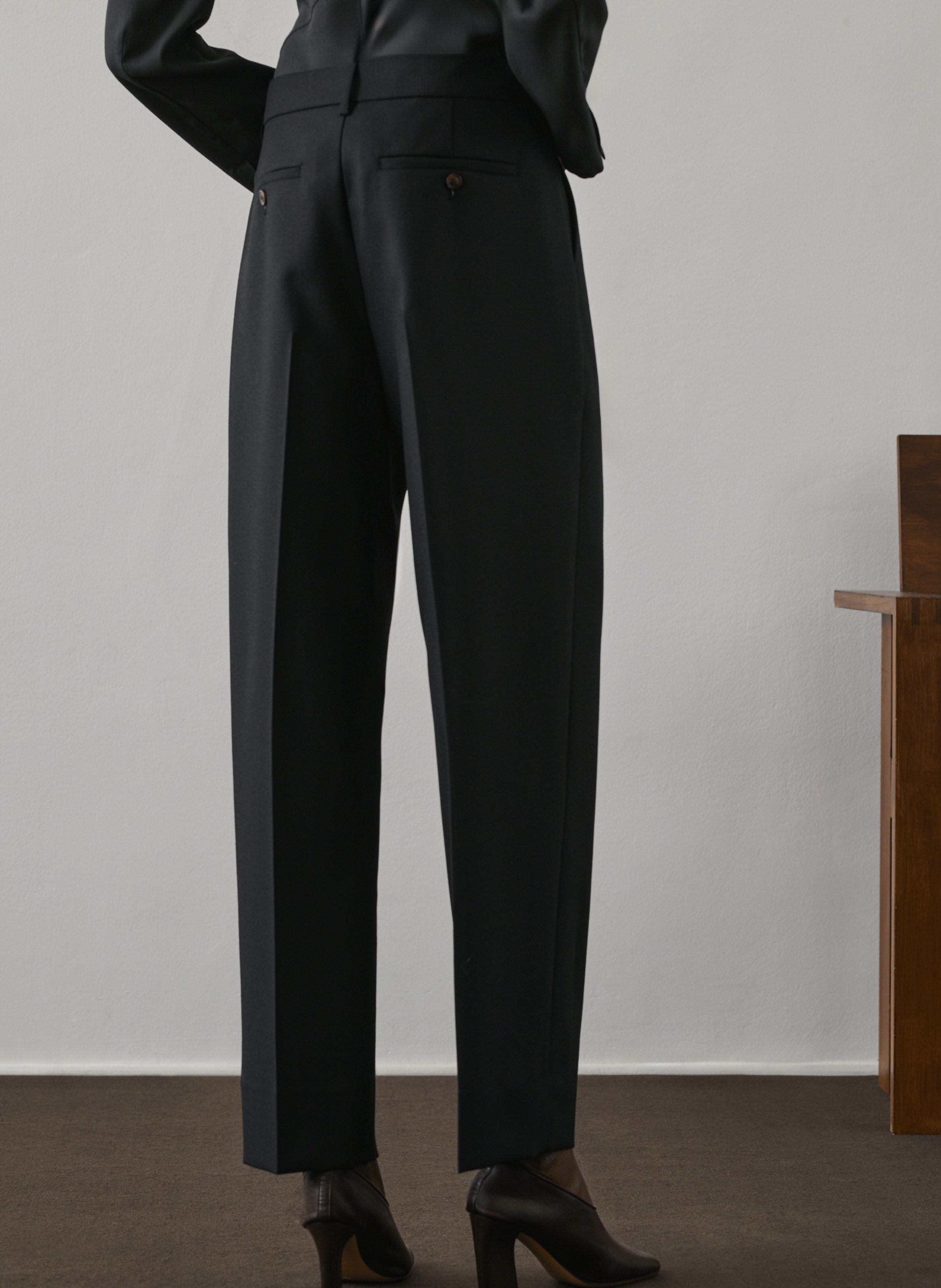 Pantalon à pinces en laine ferrel SOEUR Noir