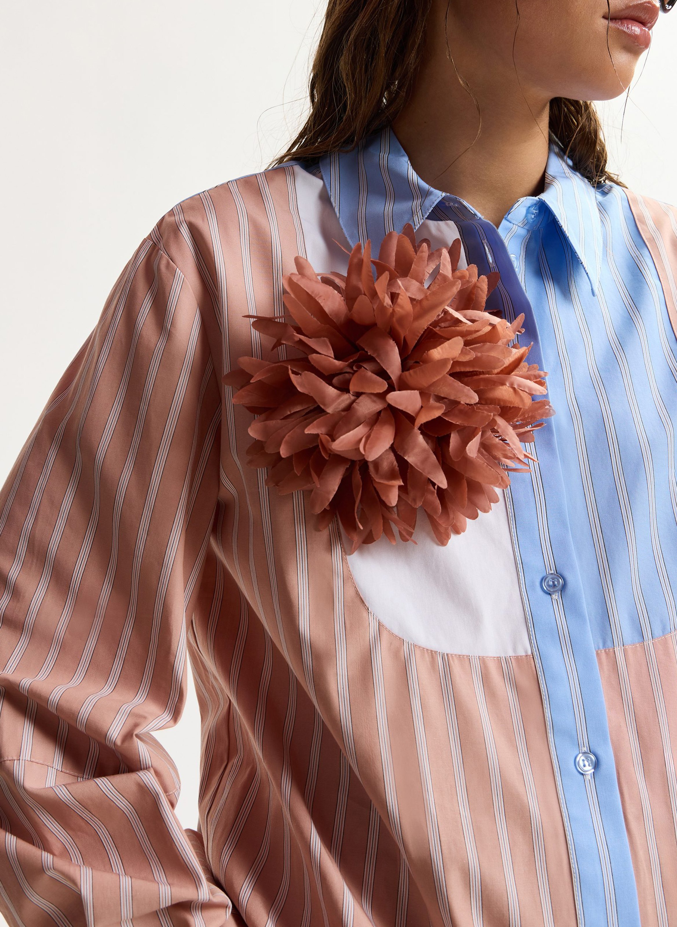 Broche en fleur jortensia ESSENTIEL ANTWERP Marron