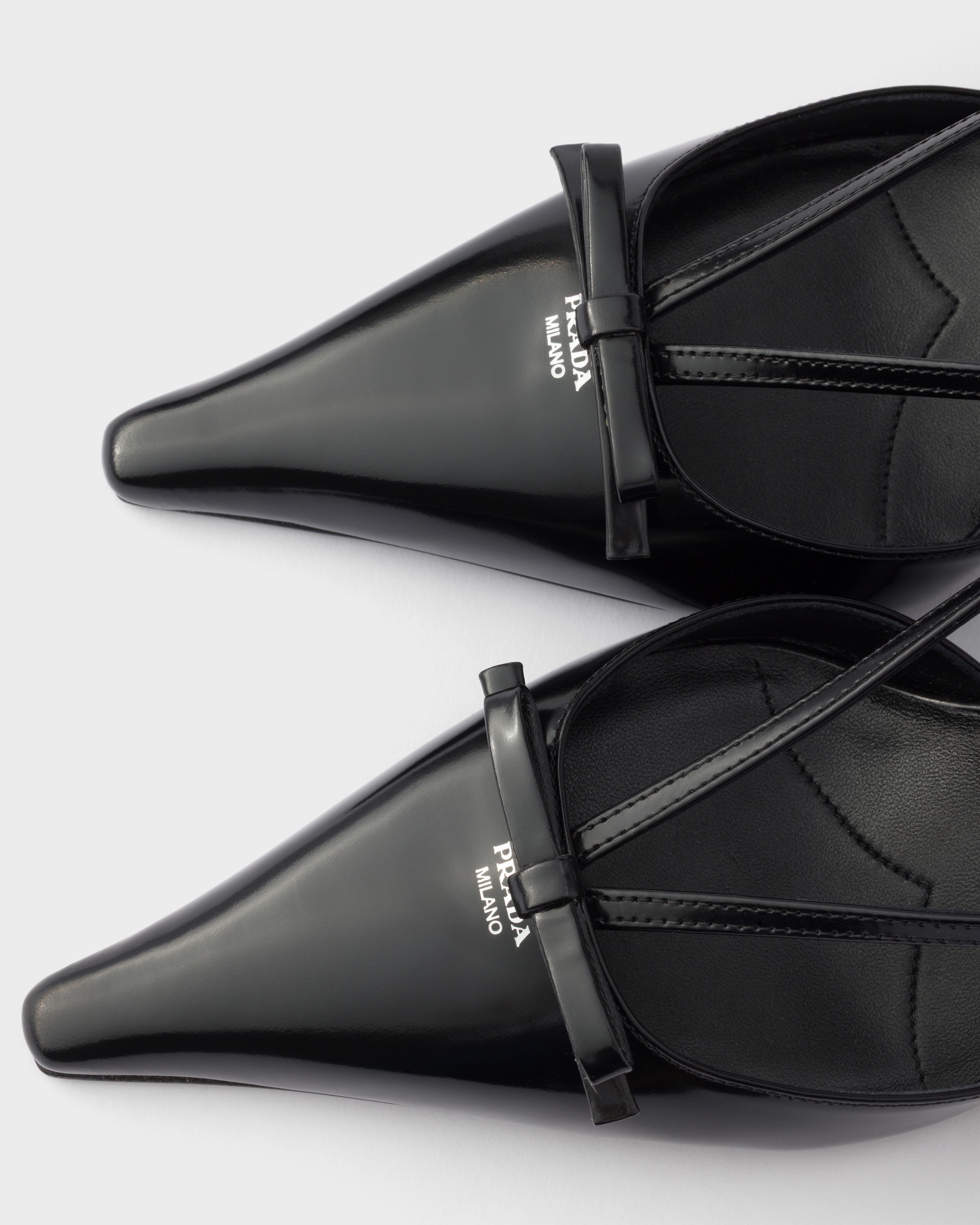 Escarpins à bride arrière en cuir brossé PRADA Noir