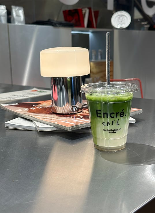 LES NOUVELLES ARRIVÉES DU MOIS D'AVRIL : LE PRINTEMPS SE RÉINVENTE Encre Printemps, mode urbaine contemporaine, bar à matcha Printemps, streetwear chic, objets lifestyle design