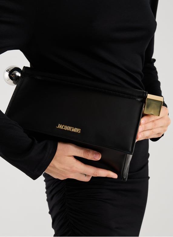 La pochette Rond Carré | Noir by JACQUEMUS La pochette Rond Carré Noir
