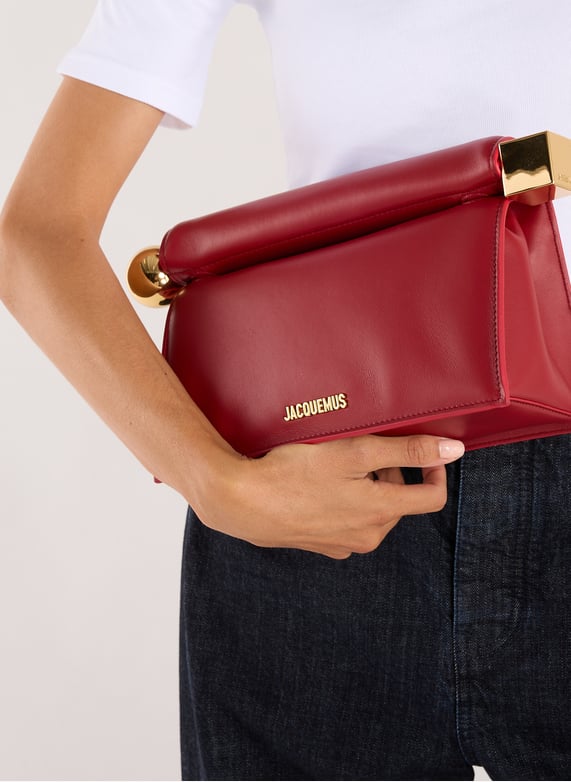 La pochette Rond Carré | Rouge by JACQUEMUS La pochette Rond Carré Rouge