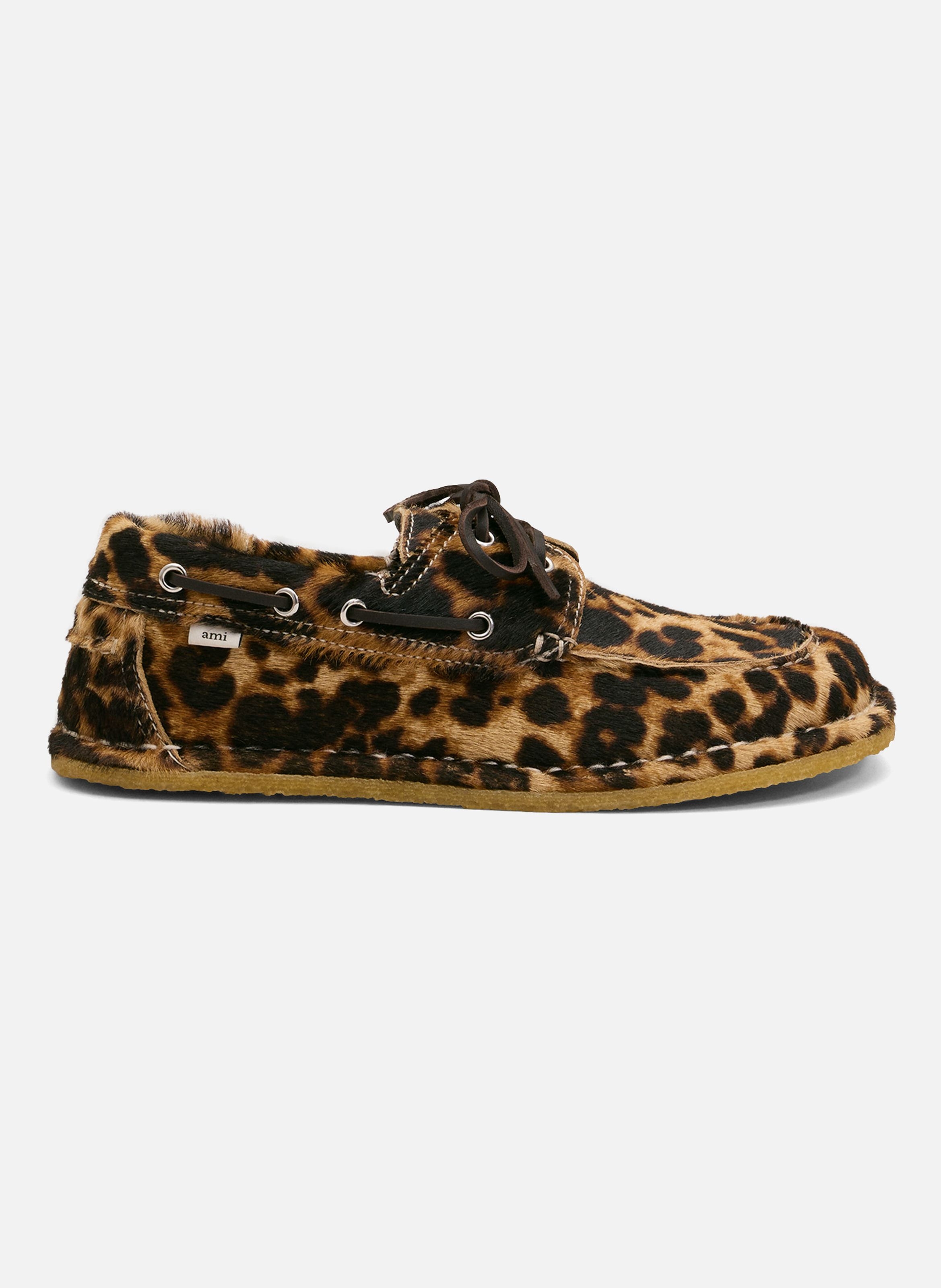 Chaussures bateau imprimées léopard unisexe en cuir de vachette BeigeAMI PARIS