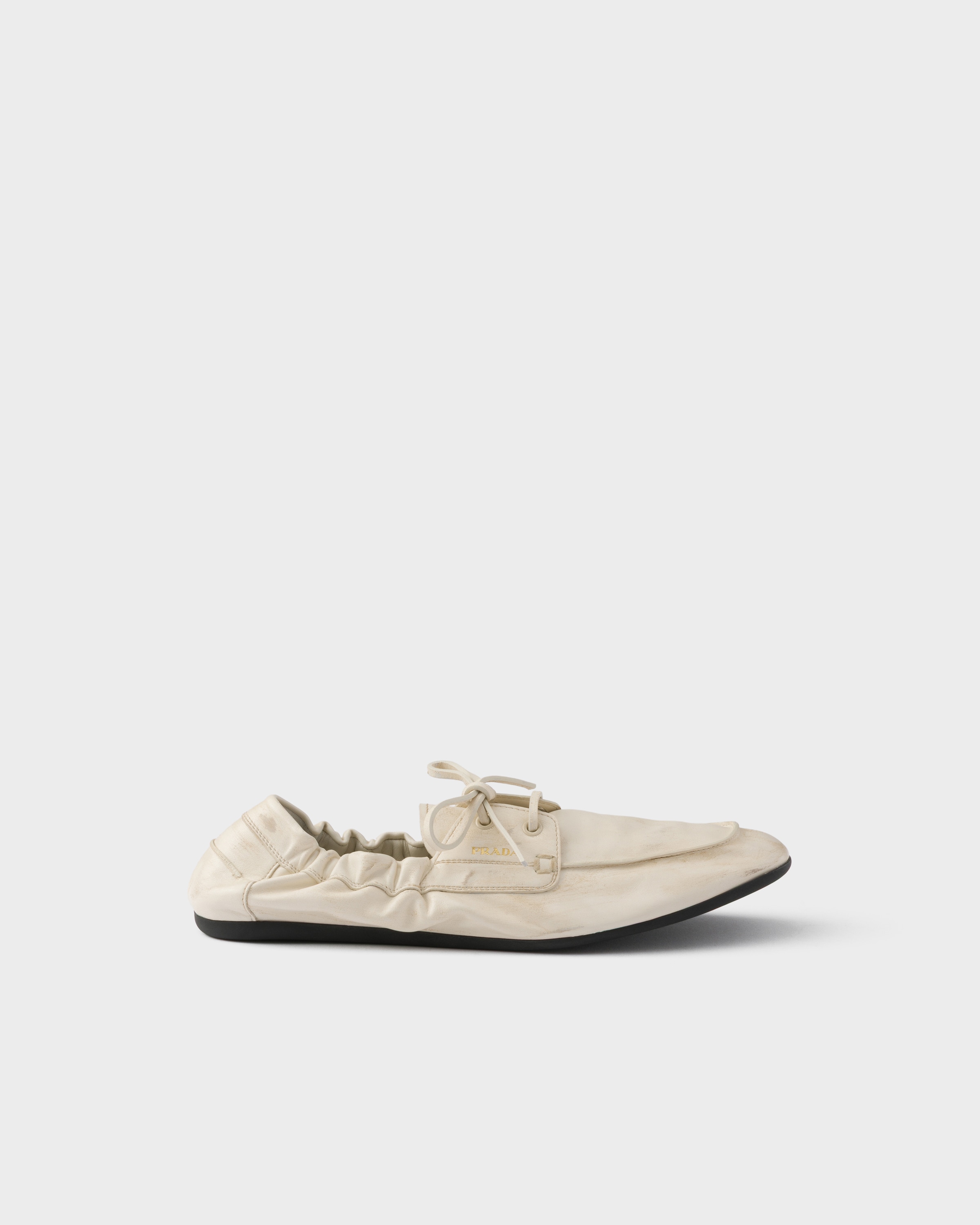 Chaussures bateau en cuir vieilli PRADA Beige