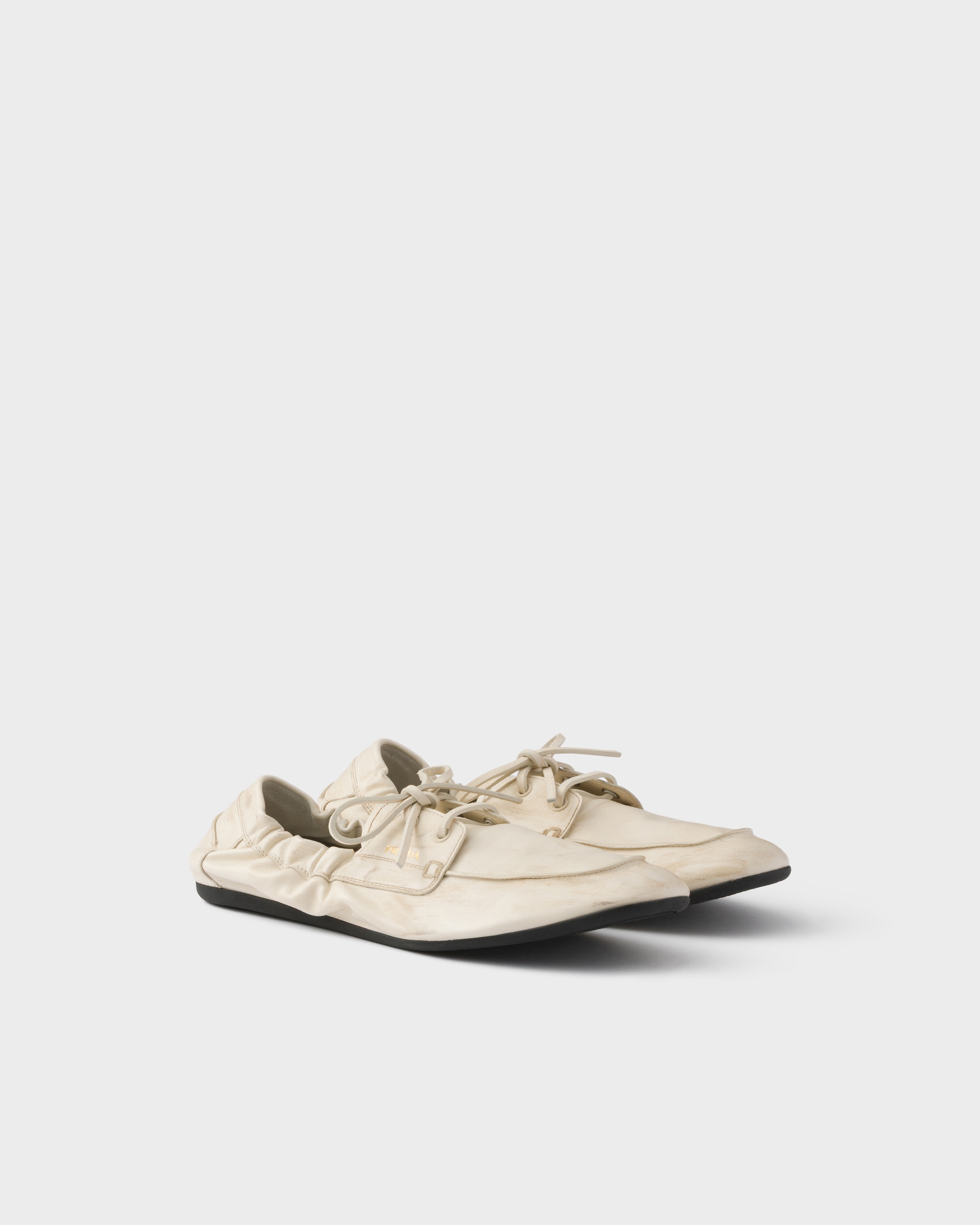 Chaussures bateau en cuir vieilli PRADA Beige