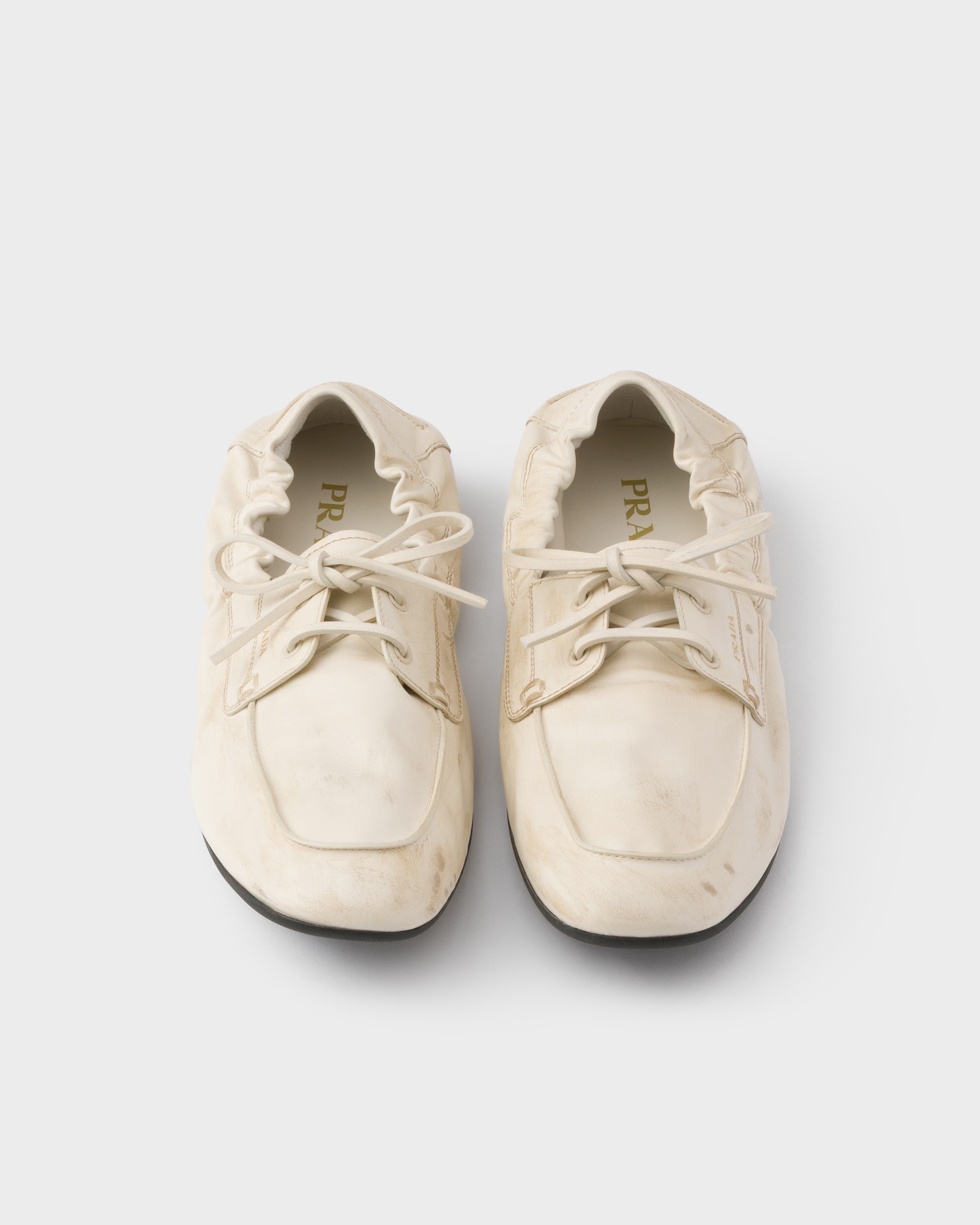 Chaussures bateau en cuir vieilli PRADA Beige