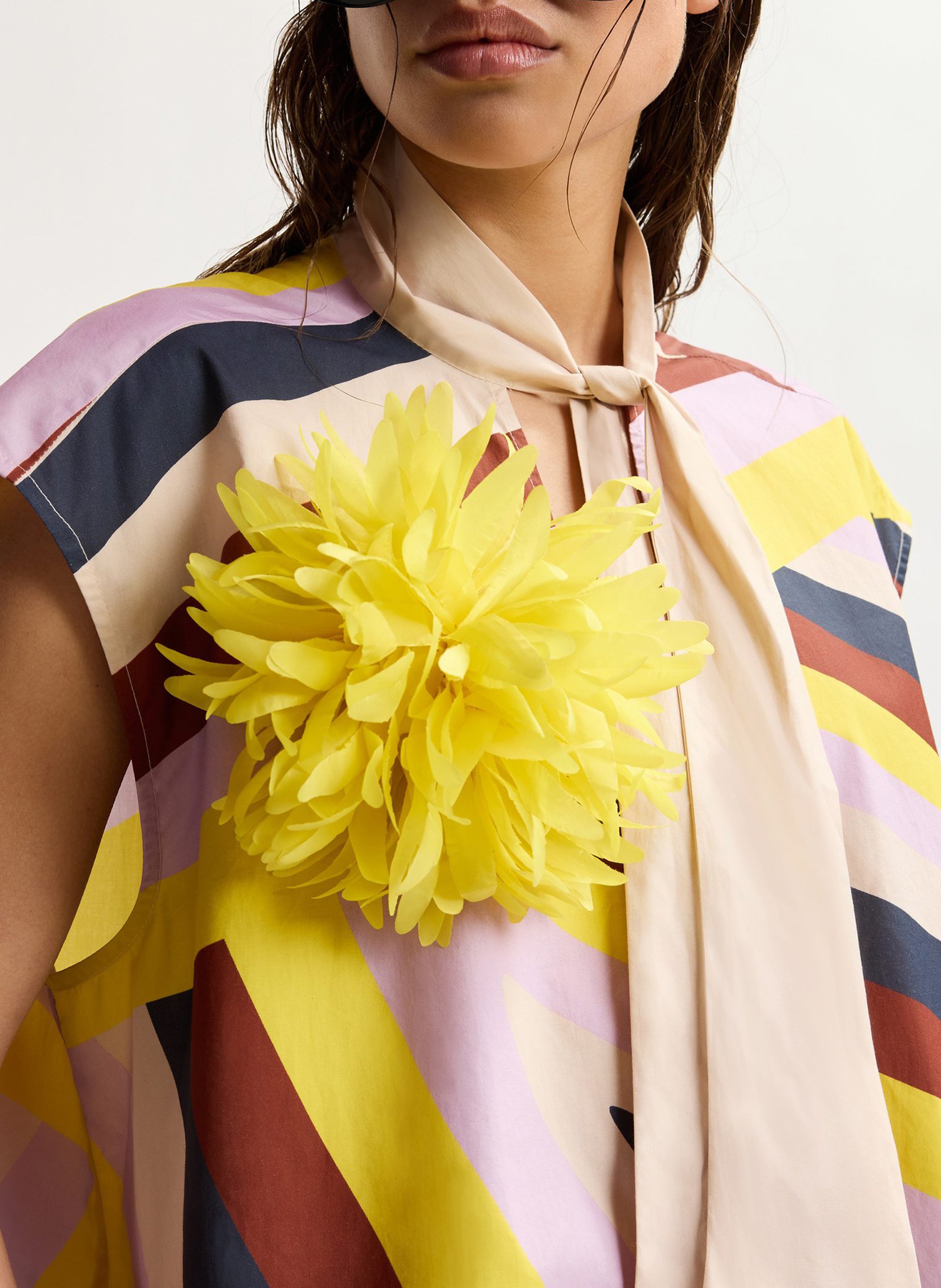 Broche en fleur jortensia ESSENTIEL ANTWERP Jaune