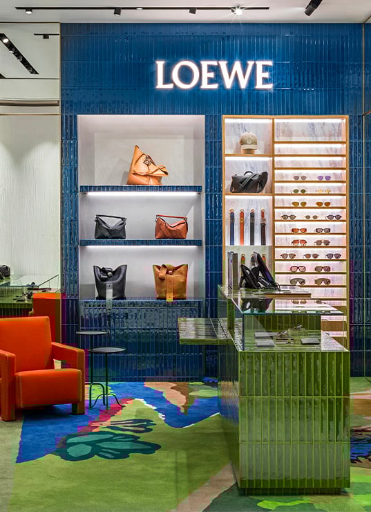 LES NOUVELLES ARRIVÉES DU MOIS D'AVRIL : LE PRINTEMPS SE RÉINVENTE Loewe Homme, corner Loewe Printemps, artisanat contemporain, mode homme luxe, Loewe avril 2025