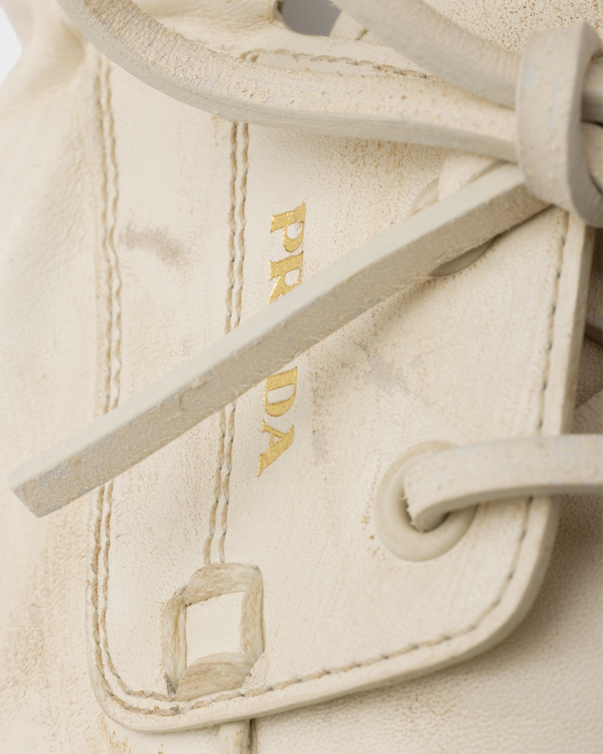 Chaussures bateau en cuir vieilli PRADA Beige