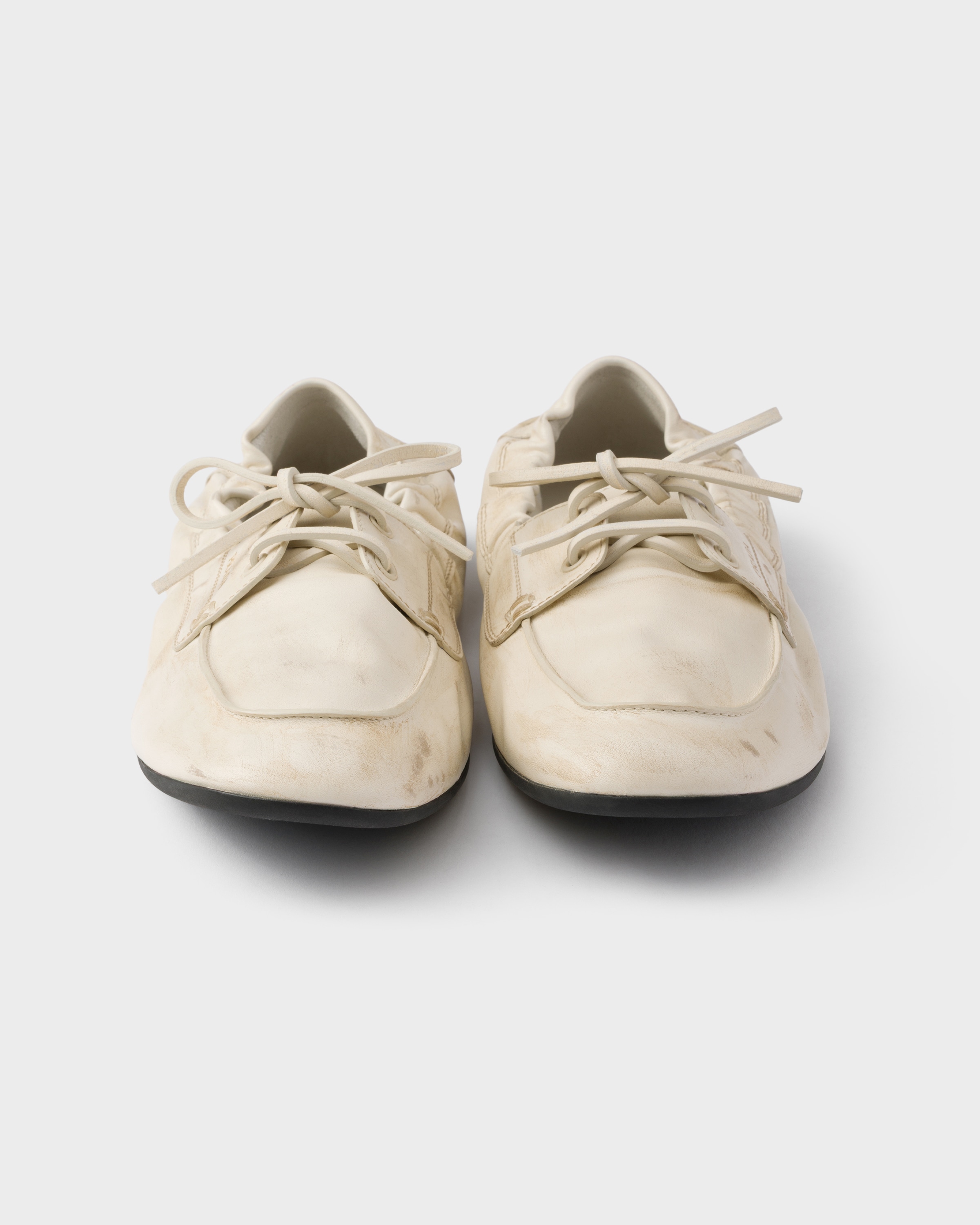 Chaussures bateau en cuir vieilli PRADA Beige