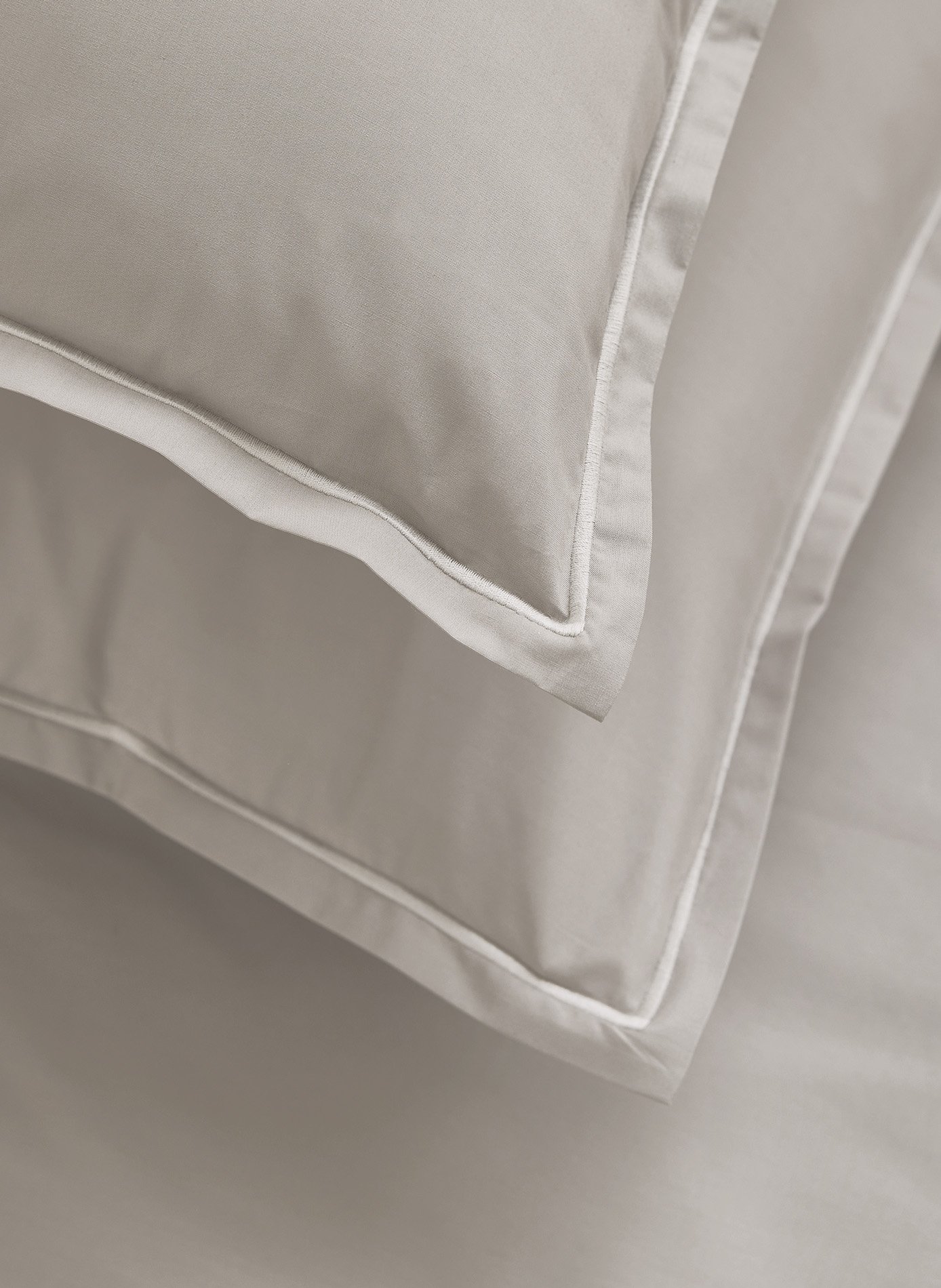 TAIE D'OREILLER Vendôme Brume Opaline ANNE DE SOLENE Gris