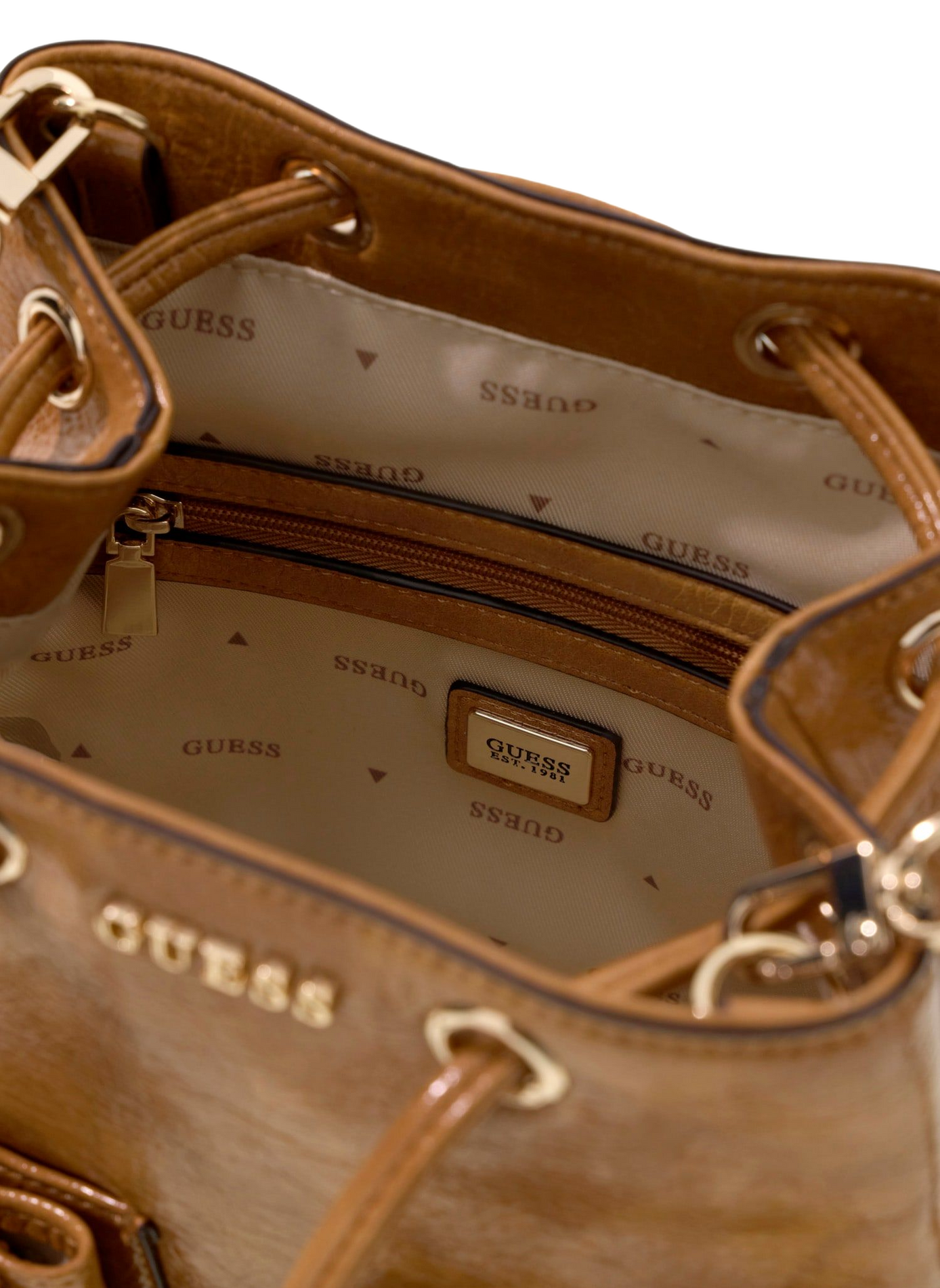 Sac seau effet cuir vernis GUESS Marron
