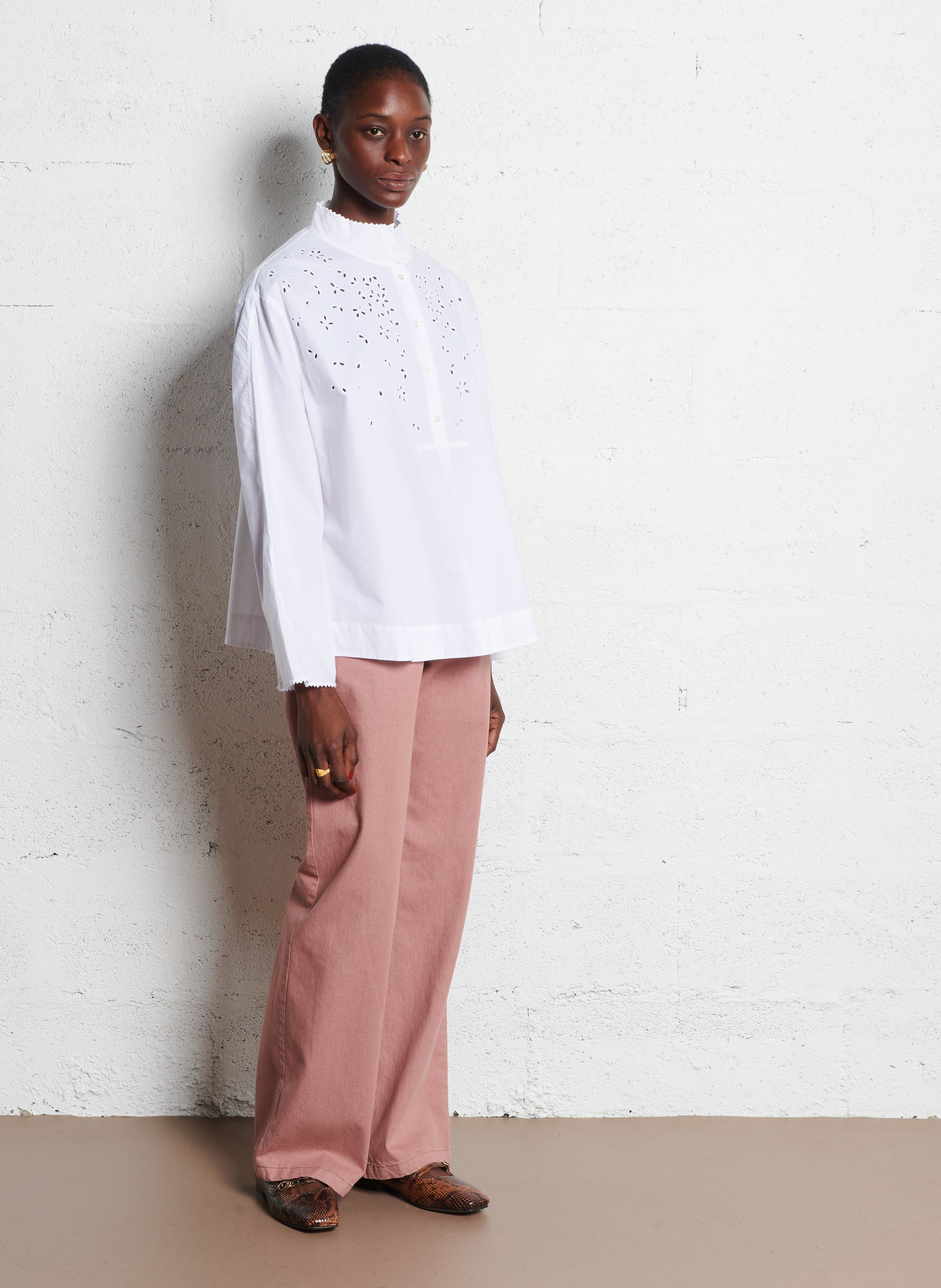 Chemise brodée col montant en popeline de coton greece SOEUR Blanc