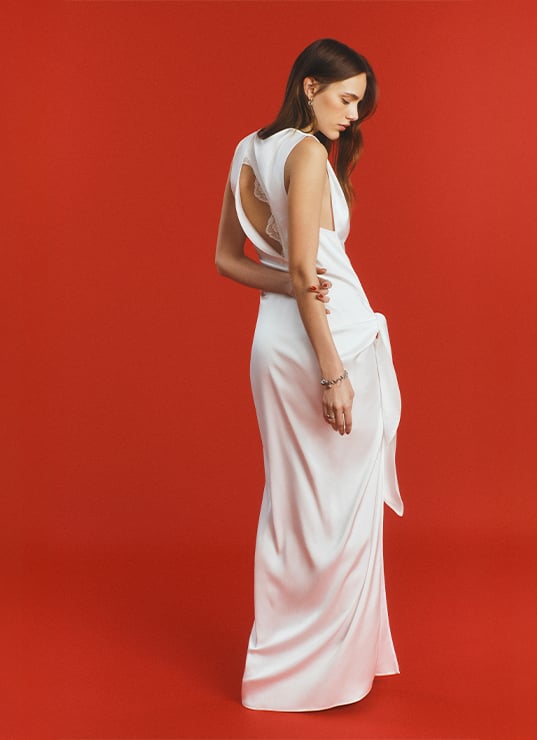 Mannequin femme portant une robe blanche pour la Saint-Valentin