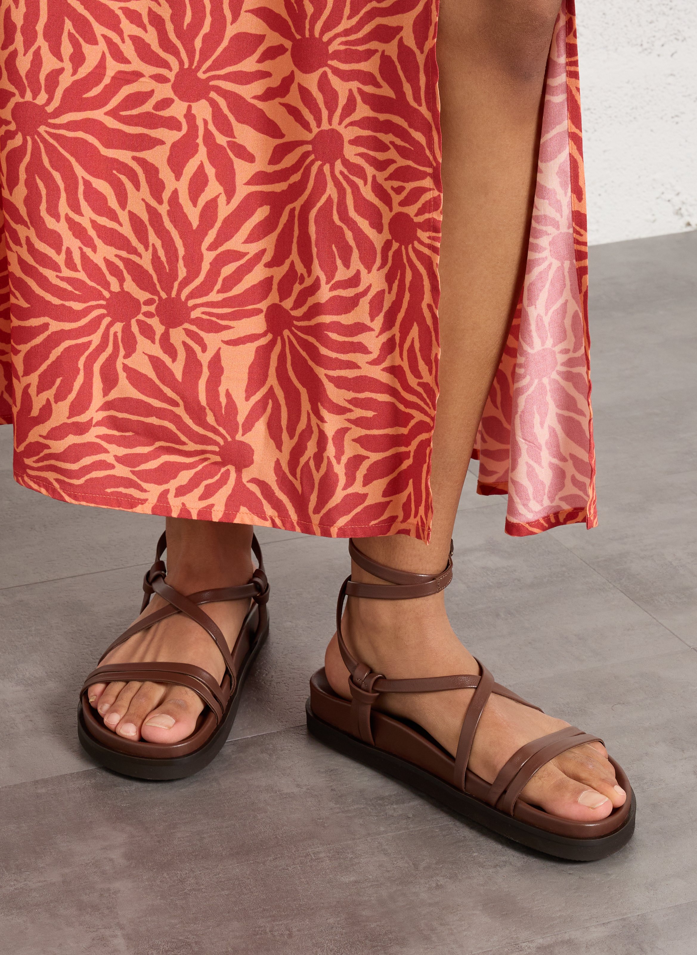 Sandales plates en cuir salina Marron