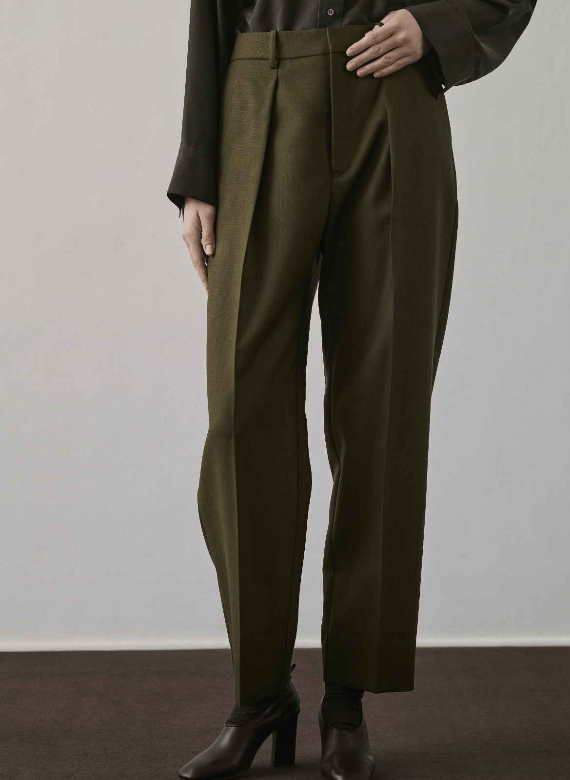 Pantalon à pinces en laine ferrel SOEUR Kaki