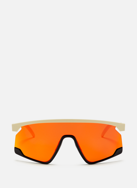 نظارات شمسية بنية اللون من أوكلي 
