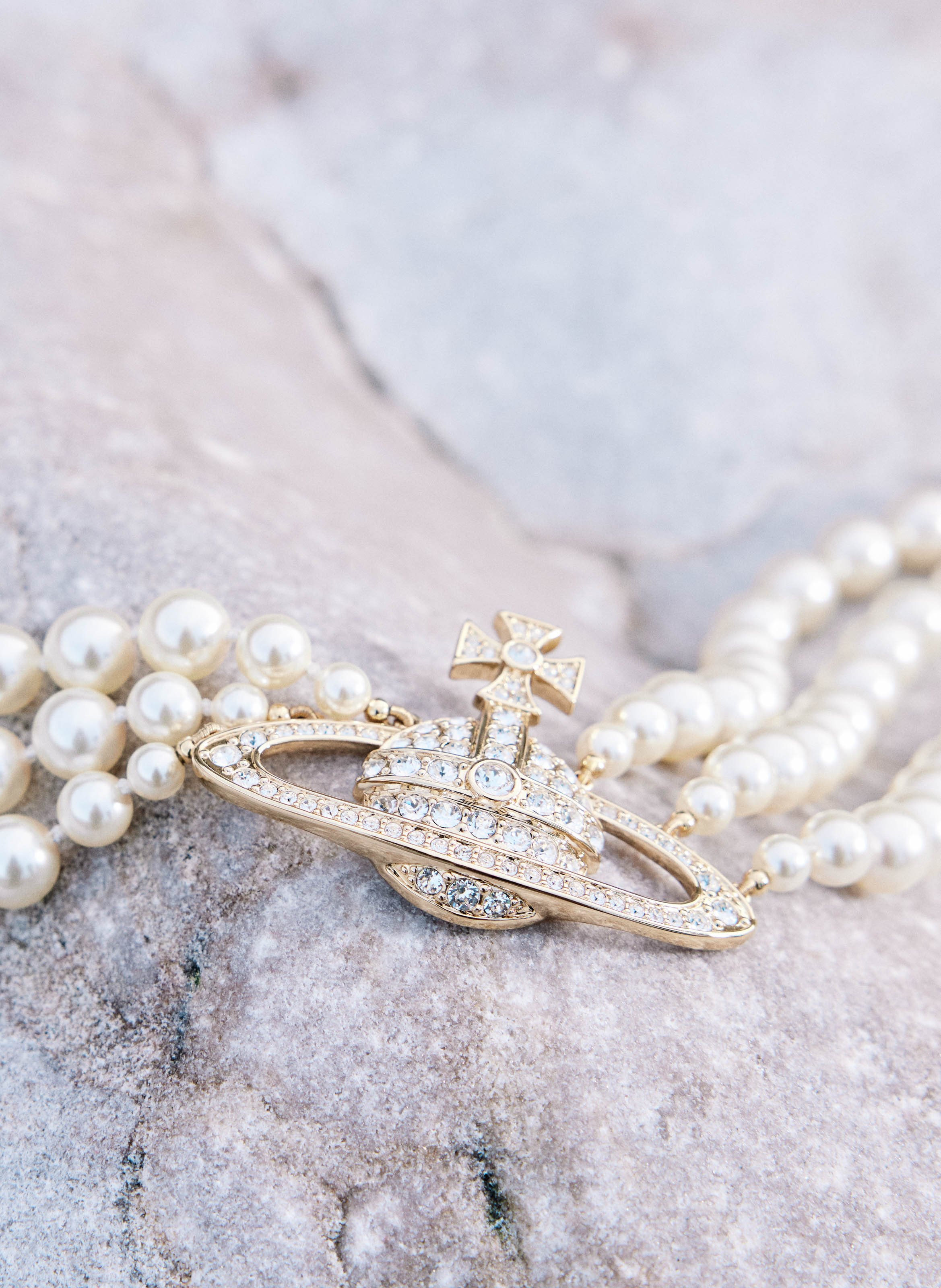 Collier Three Row Pearl Bas Relief VIVIENNE WESTWOOD Doré