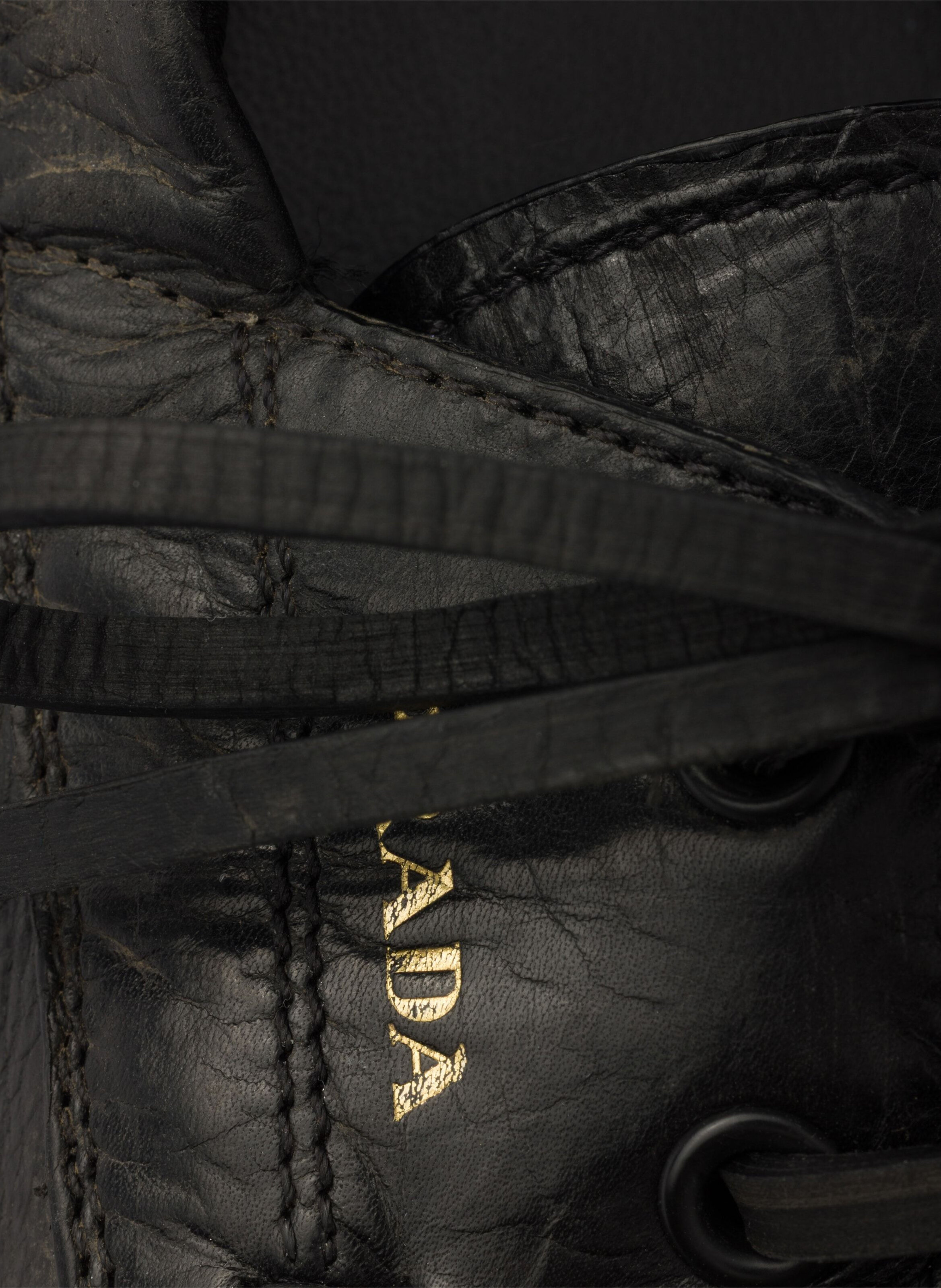 Chaussures bateau en cuir vieilli PRADA Noir