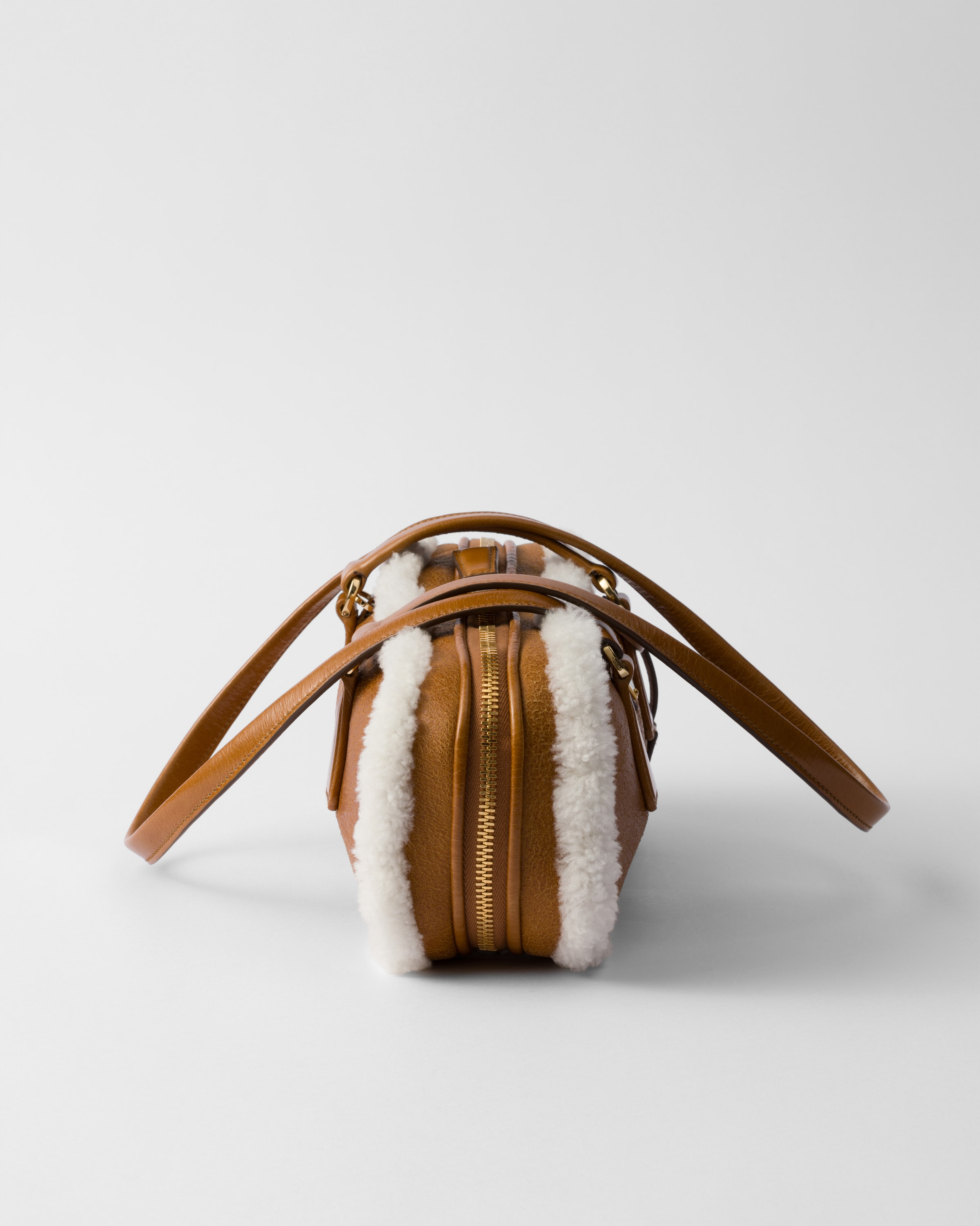 Sac à deux anses en peau de mouton PRADA 