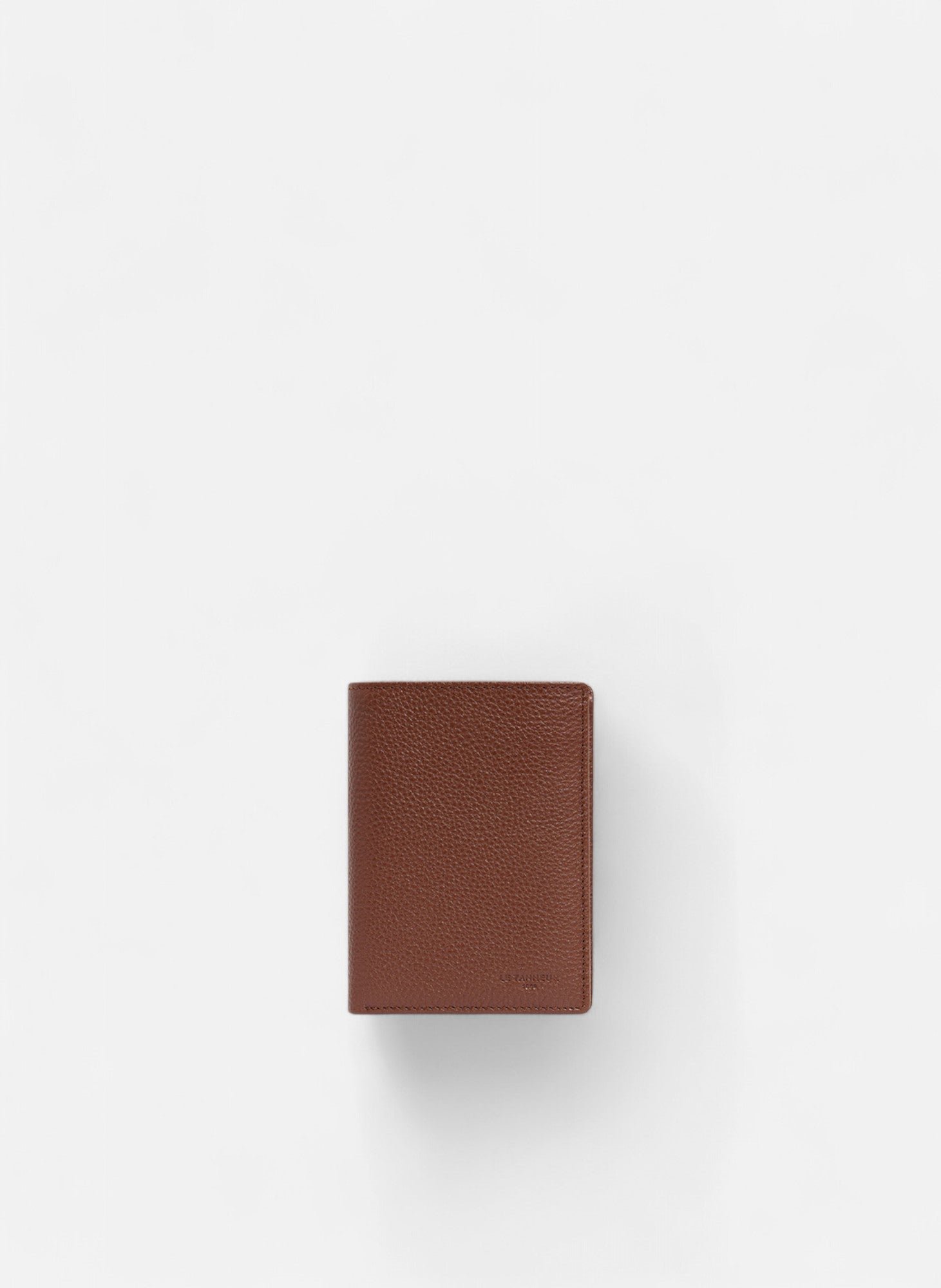 Portefeuille moyen modèle vertical zippé 2 volets charles en cuir grainé LE TANNEUR Marron