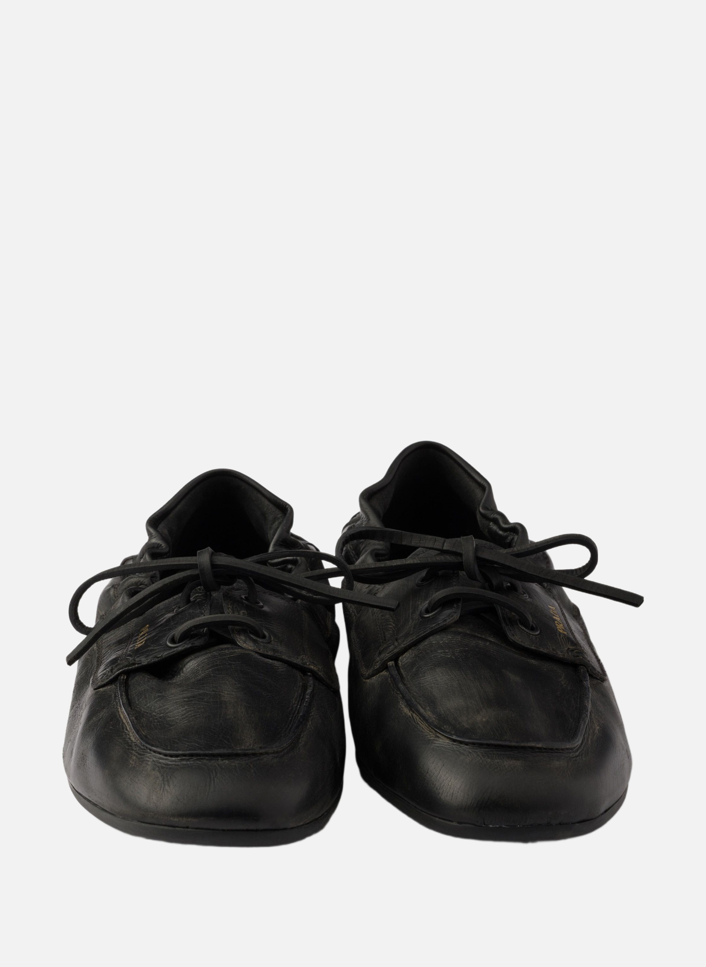 Chaussures bateau en cuir vieilli PRADA Noir