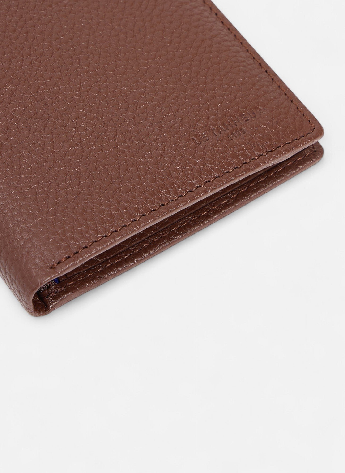 Portefeuille moyen modèle vertical zippé 2 volets charles en cuir grainé LE TANNEUR Marron