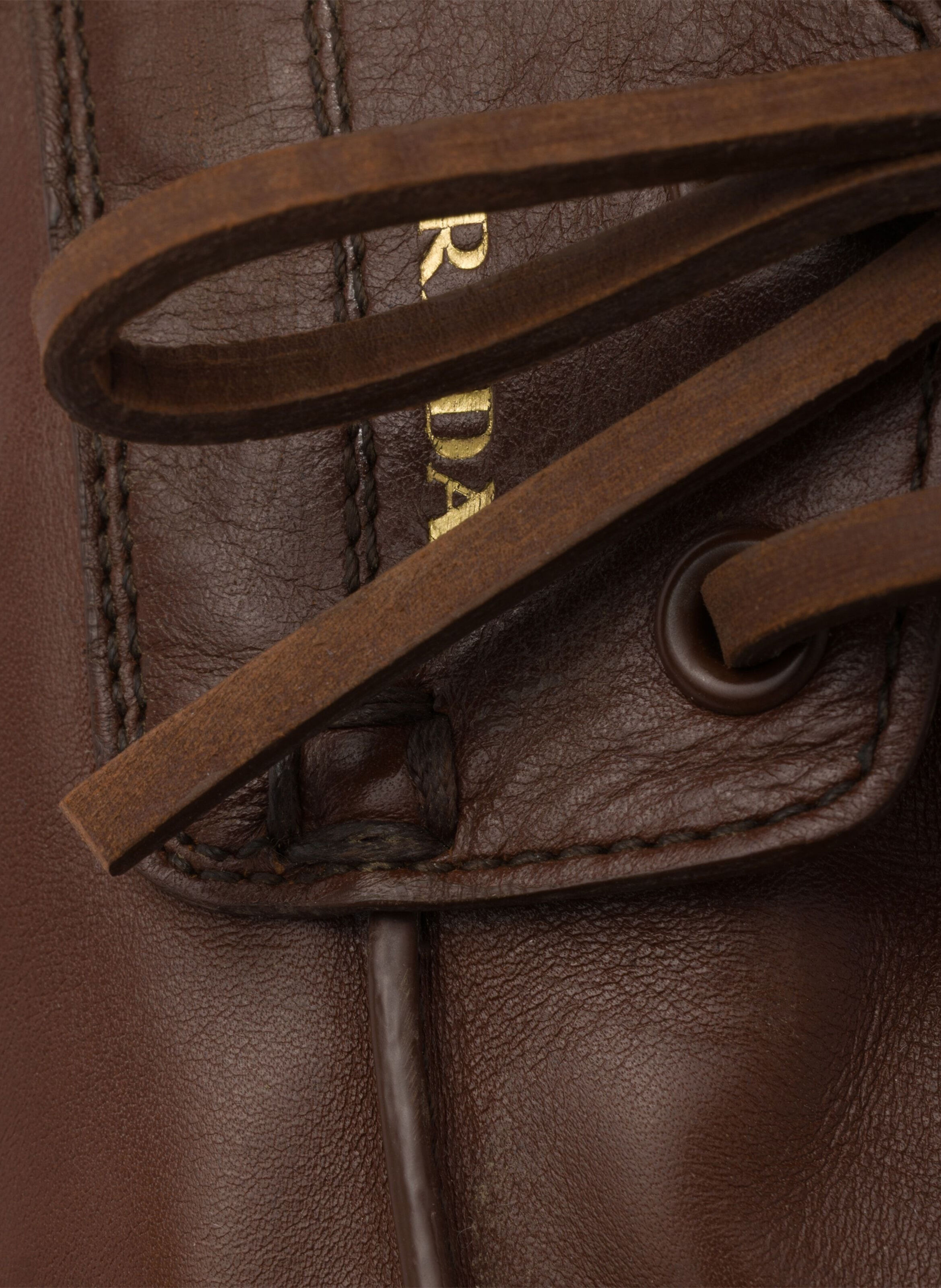 Chaussures bateau en cuir vieilli PRADA Marron