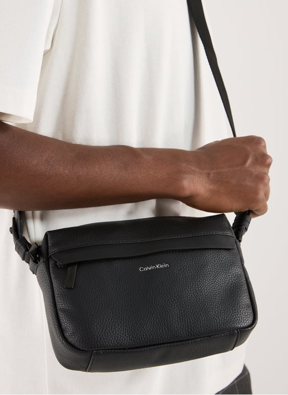 Sac à bandoulière effet cuir | Noir by CALVIN KLEIN Sac à bandoulière effet cuir Noir