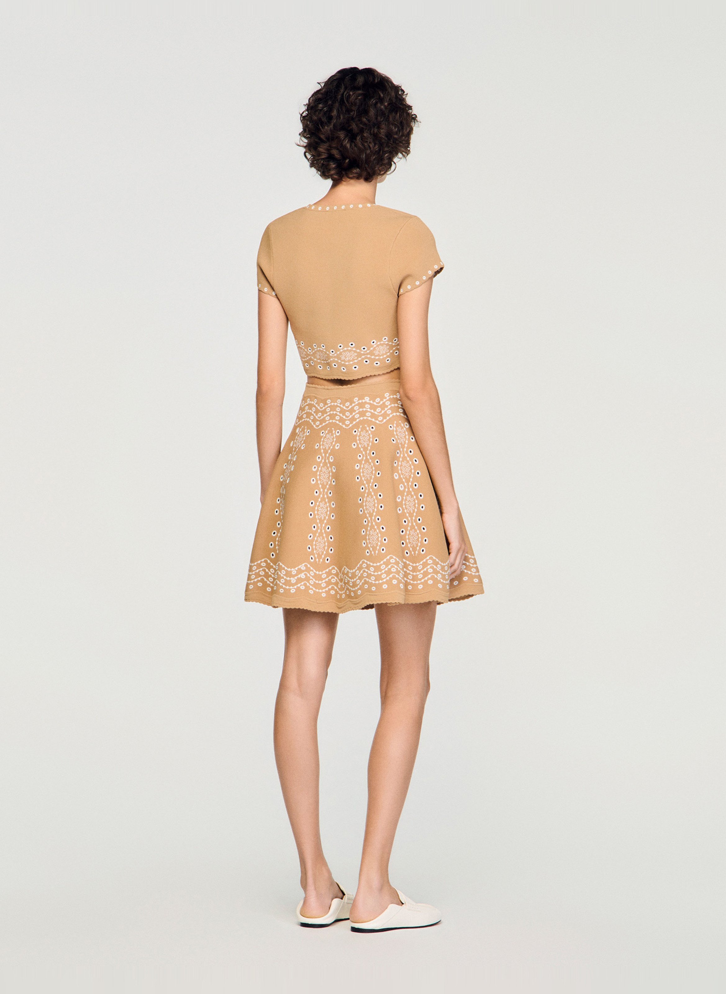 Jupe courte évasée à broderies SANDRO Beige