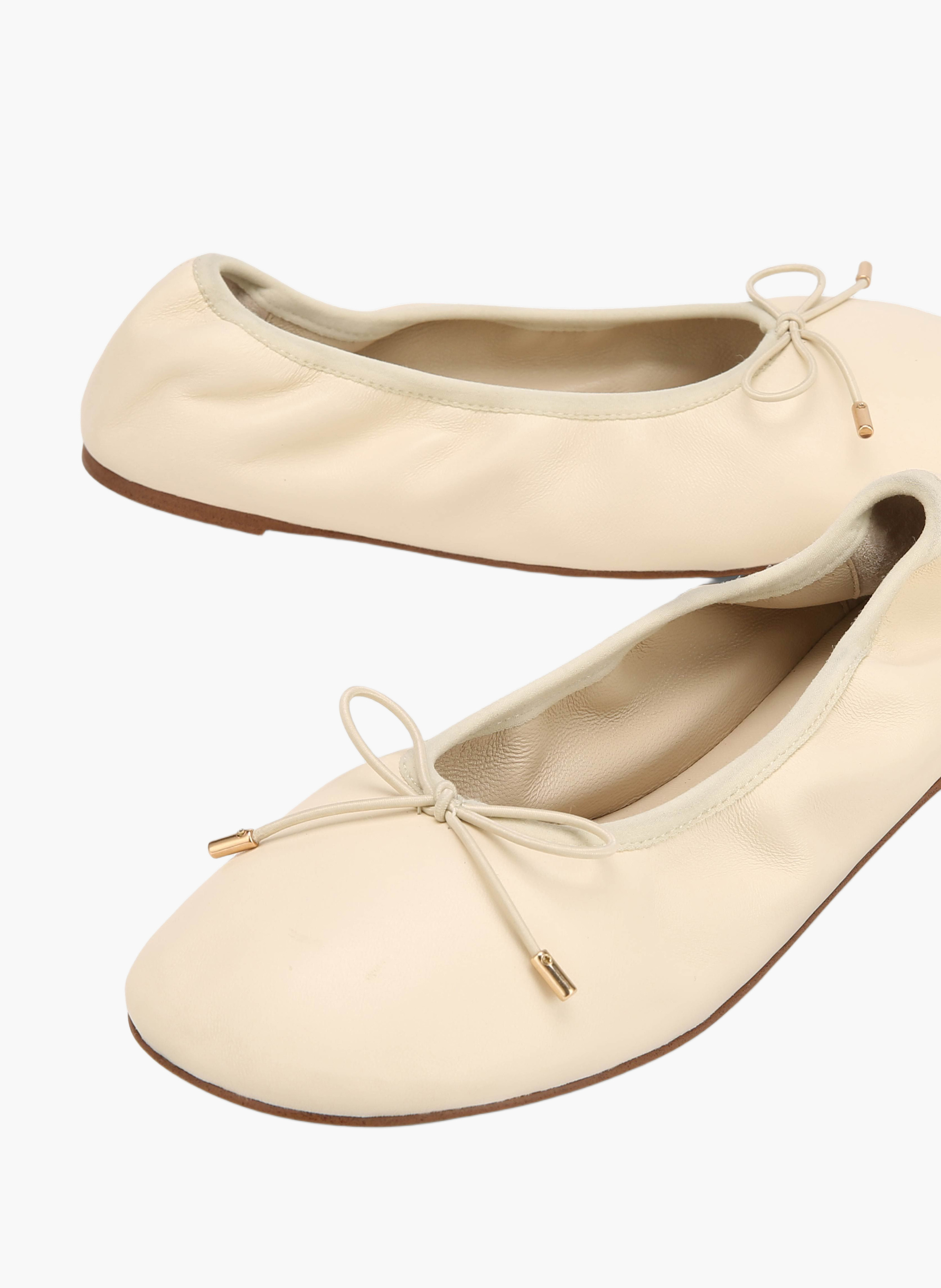 Scrunch ballerina's van leer NAKED WOLFE Wit