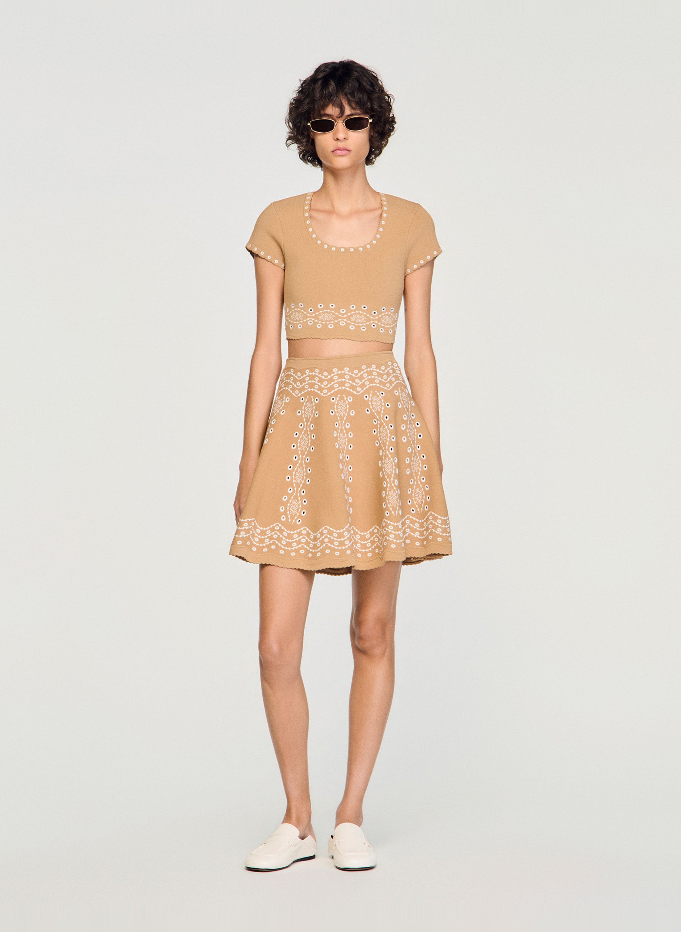 Jupe courte évasée à broderies SANDRO Beige