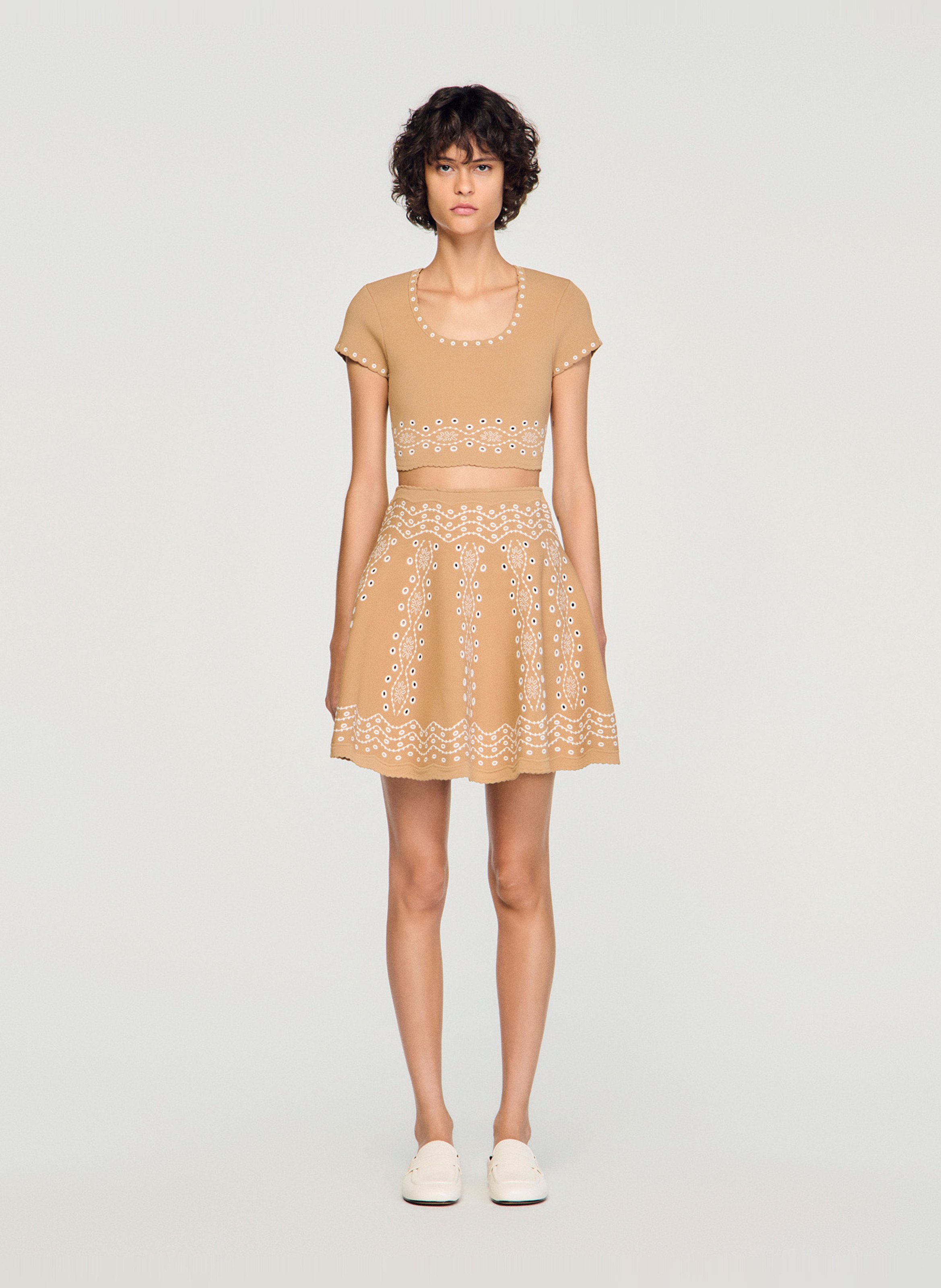 Jupe courte évasée à broderies SANDRO Beige