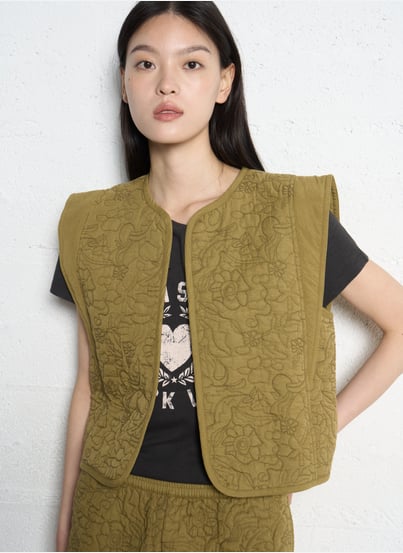 Un ensemble de vêtements tricotés cousus des aiguilles à tricoter Un ensemble de vêtements tricotés cousus des aiguilles à tricoter
