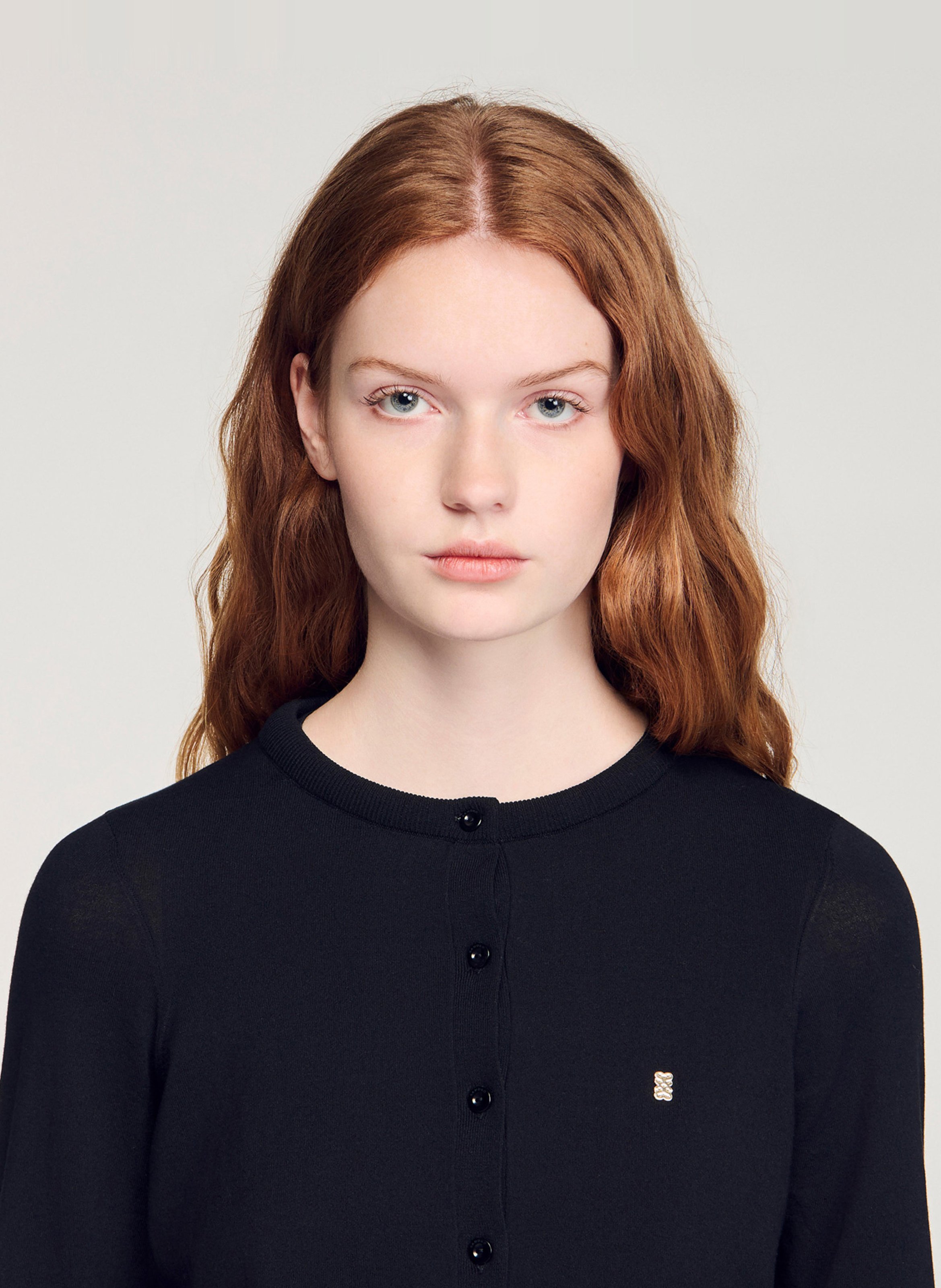 Cardigan court uni à broderie SANDRO Noir