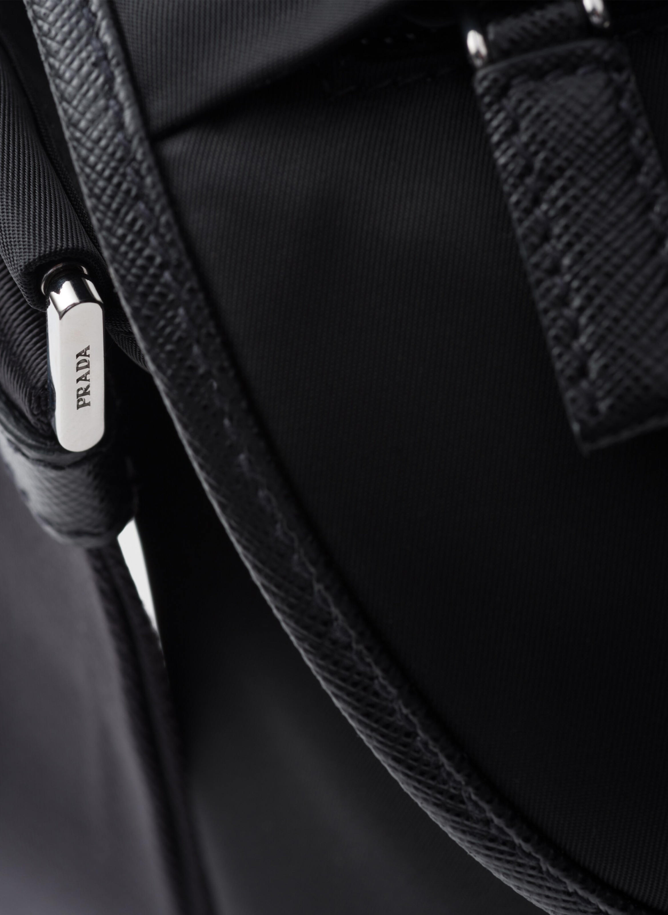 Sac porté épaule en re-nylon et cuir saffiano PRADA Noir