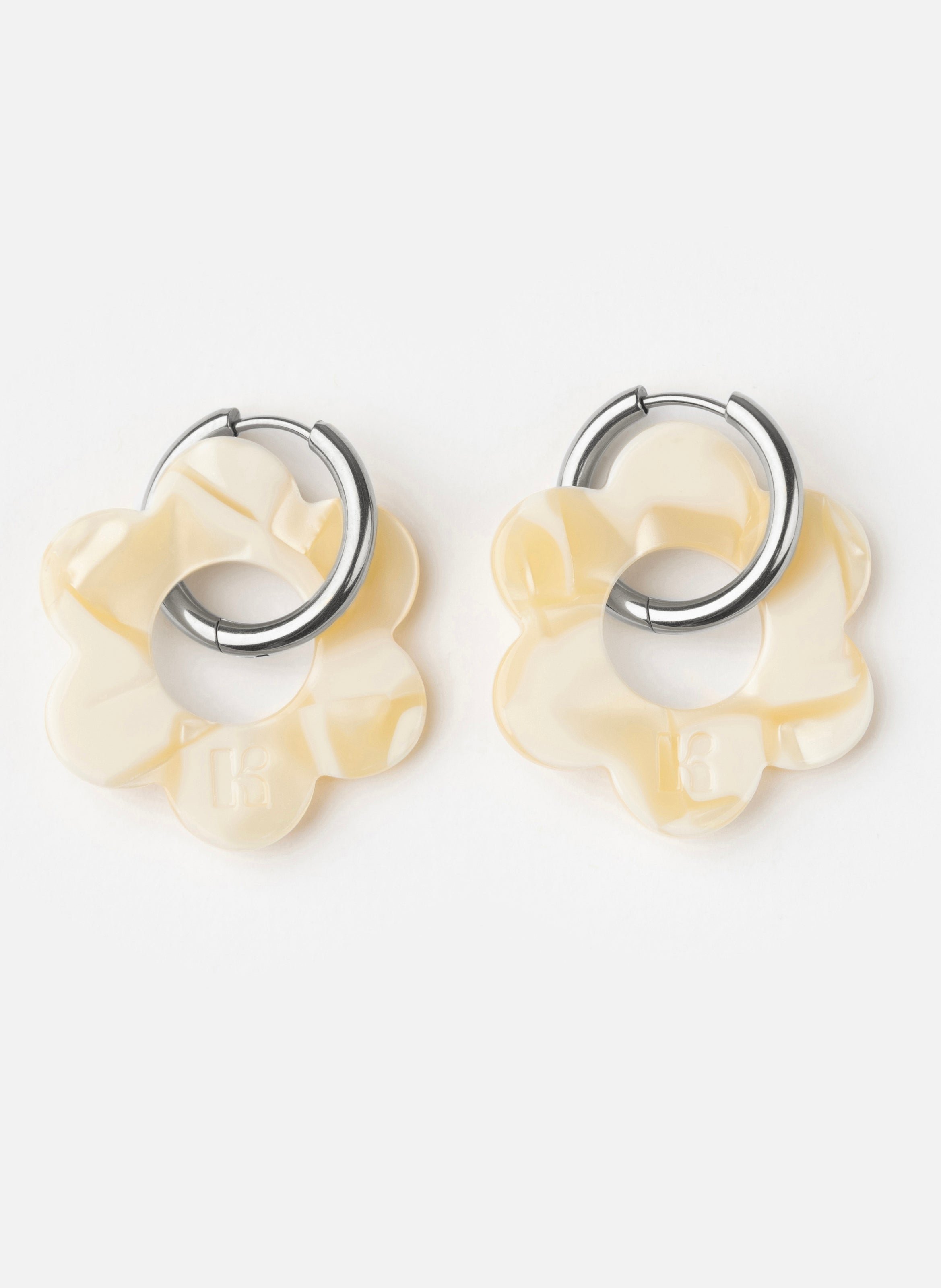 Boucles d'oreilles Maxi Fleurette avec anneaux en acier inoxydable argenté KURAGE GINZA Beige