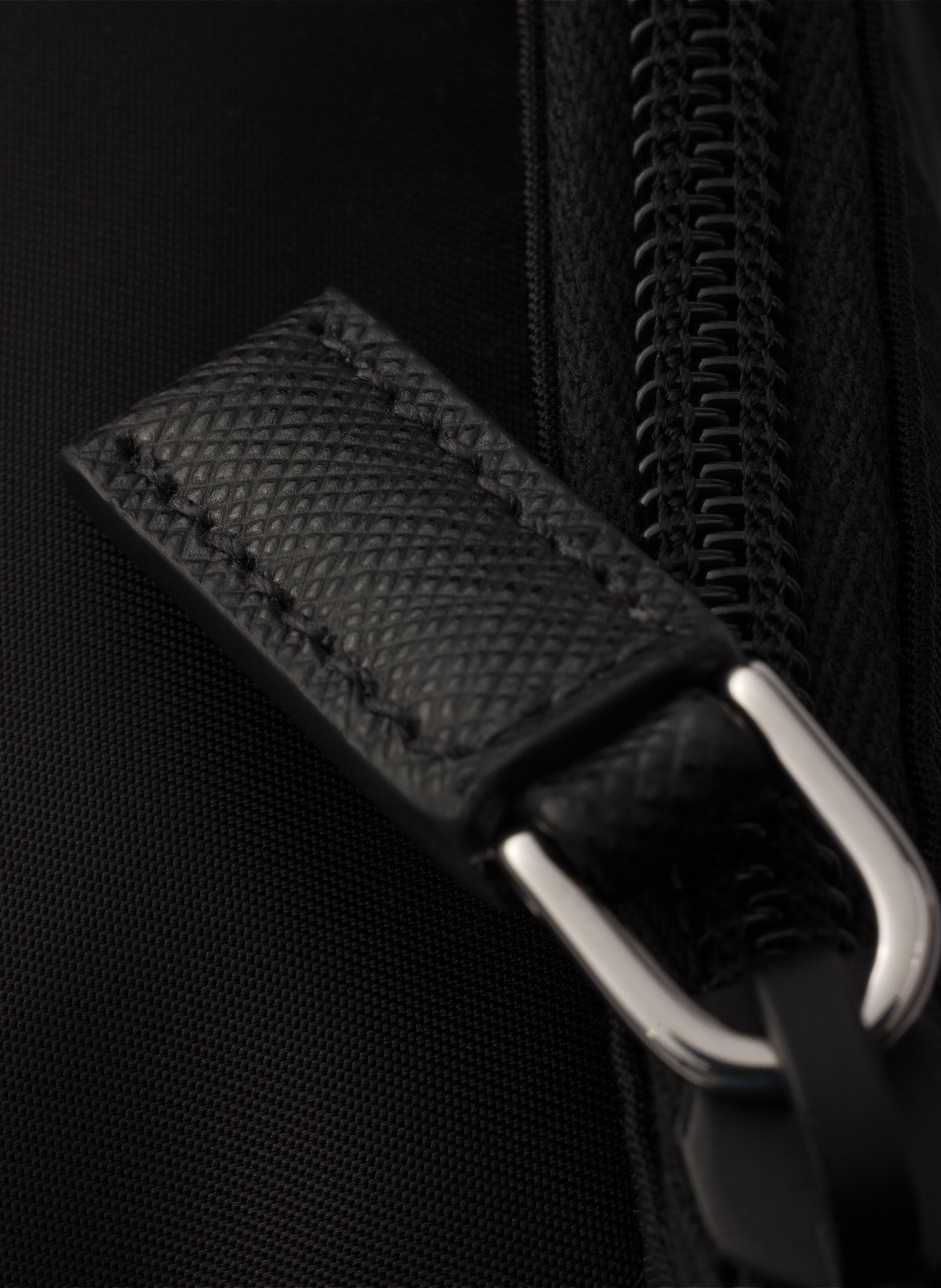 Sac porté épaule en re-nylon et cuir PRADA Noir