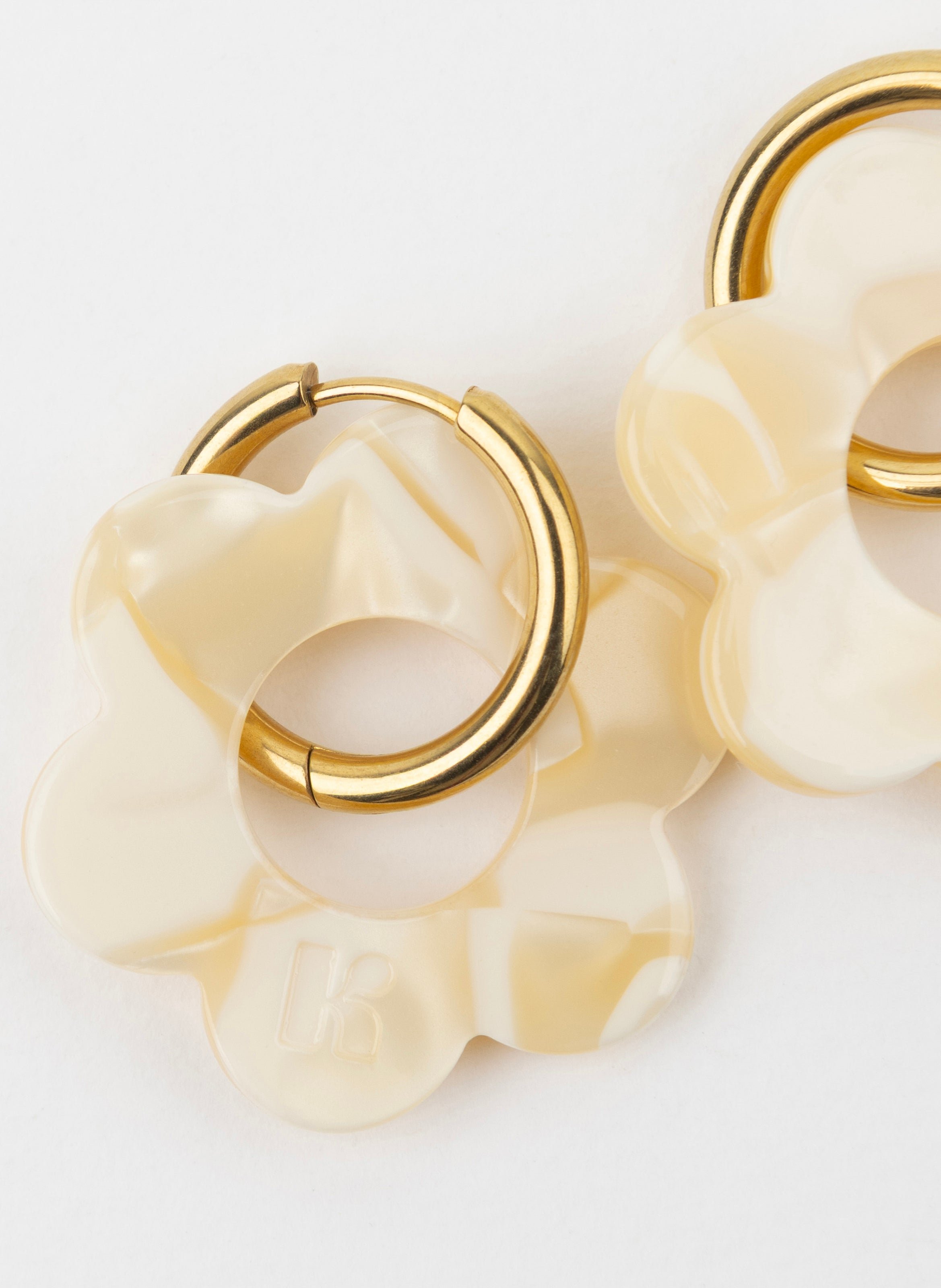 Boucles d'oreilles Maxi Fleurette avec anneaux en acier inoxydable argenté KURAGE GINZA Beige