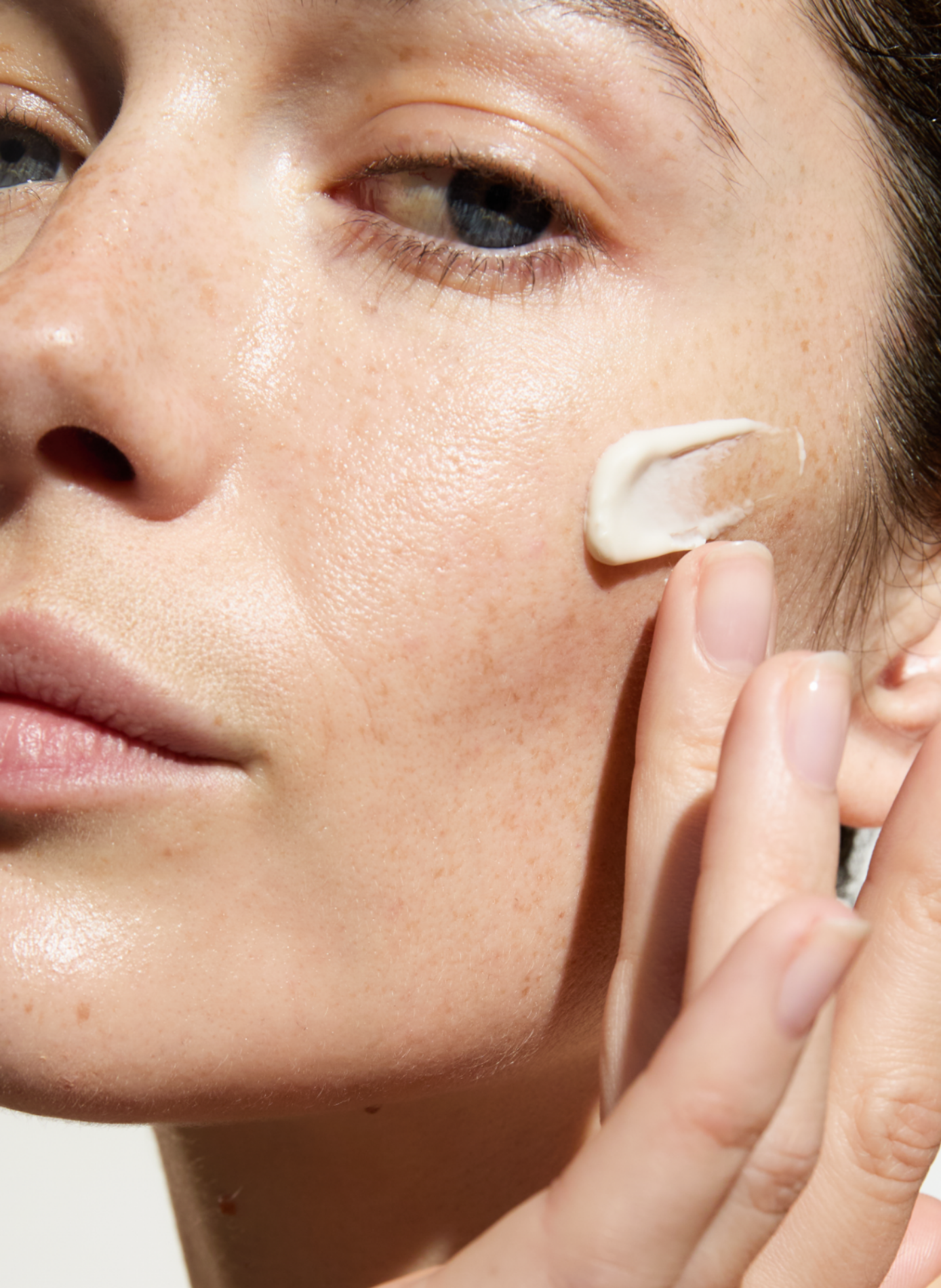 Crème de jour légère à la rose DR HAUSCHKA No color