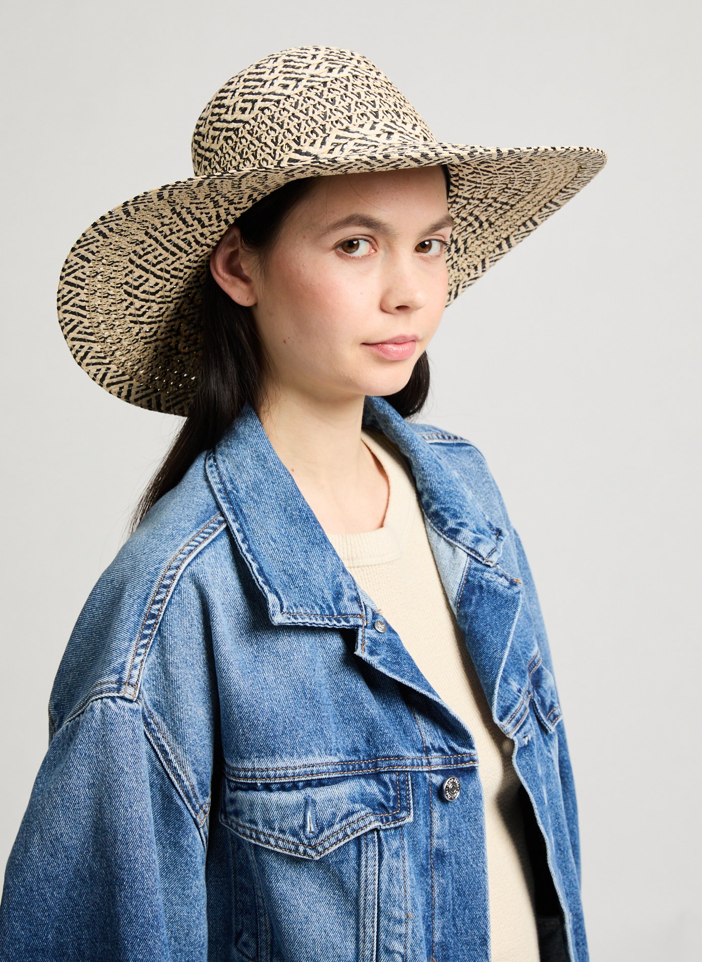 Straw hat with metallic threads Black
