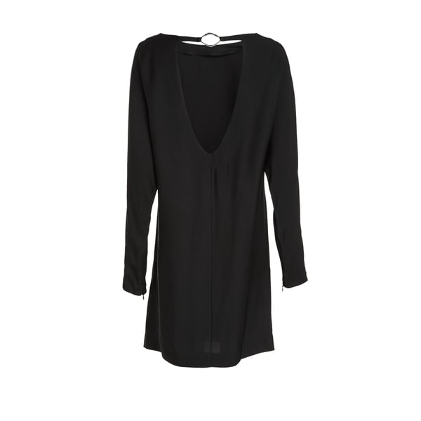 Robe courte avec un décolleté dans le dos