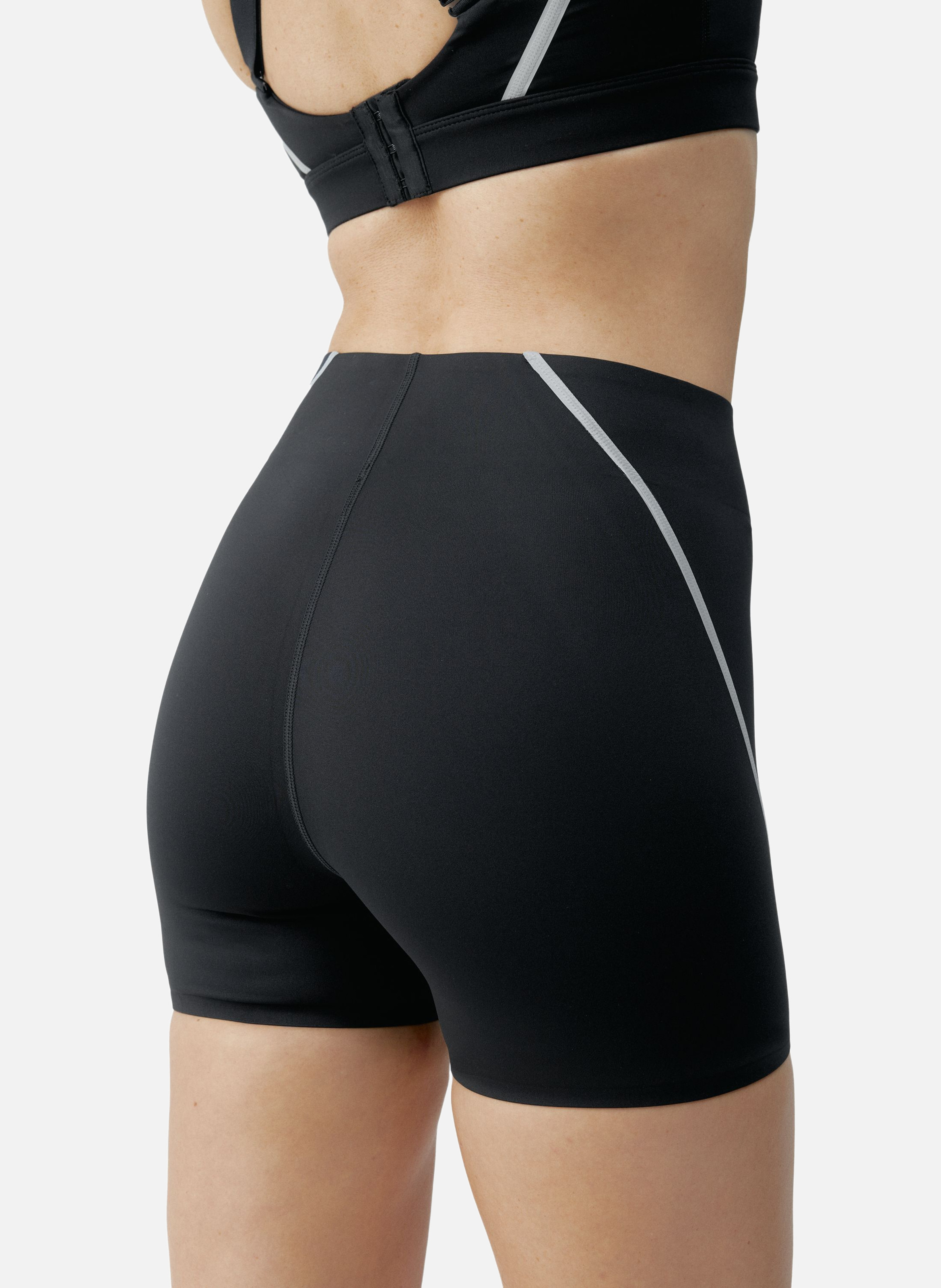 Short moulant de sport performance luna BORN LIVING YOGA Noir