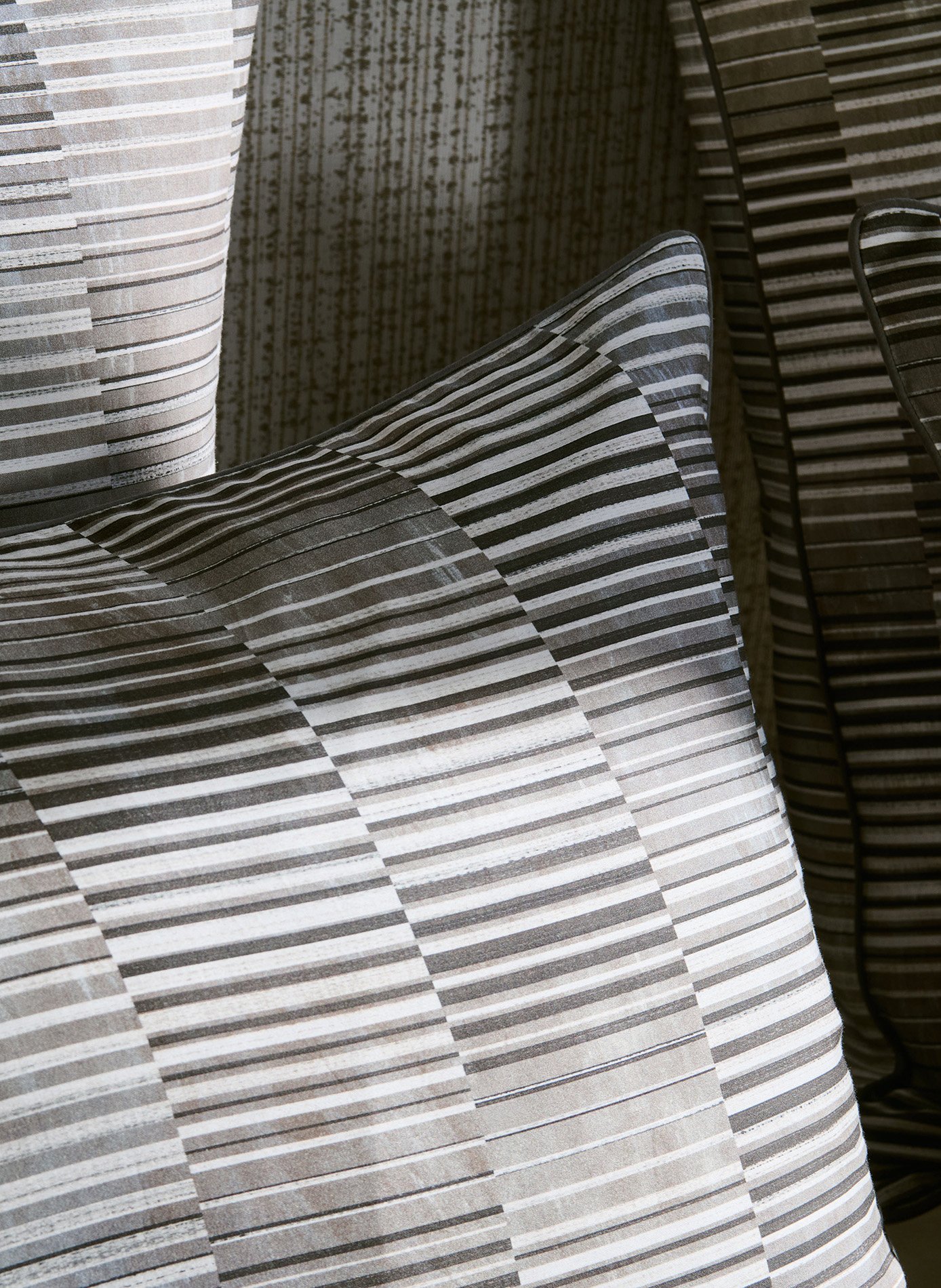 TAIE D'OREILLER Reflet ANNE DE SOLENE Gris